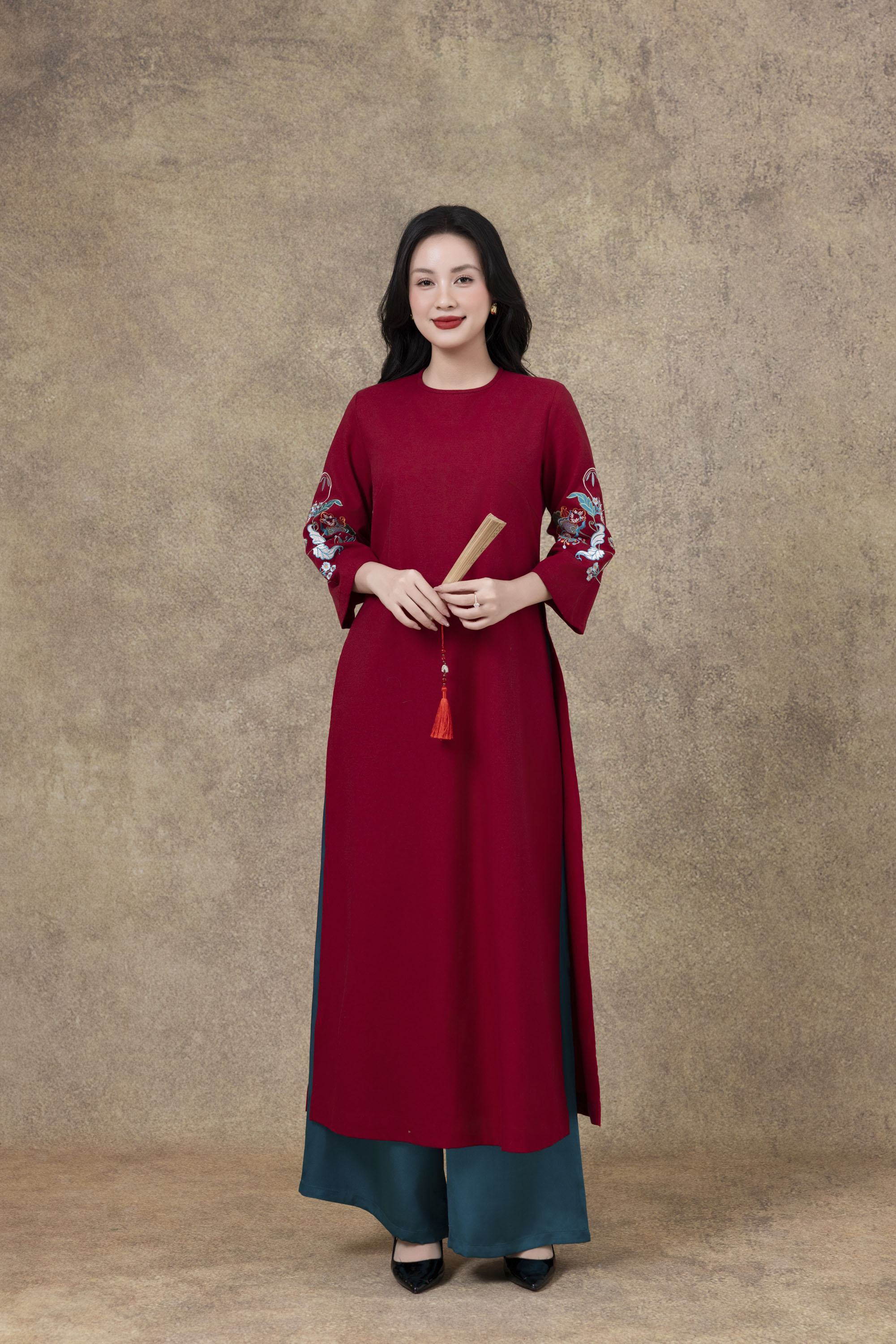 SWANLAKE | Áo Dài Cách Tân Nữ Phom Suông Cổ Tròn Chất Vải Linen Bột Thêu Hoa Tay Lỡ L13120LW01