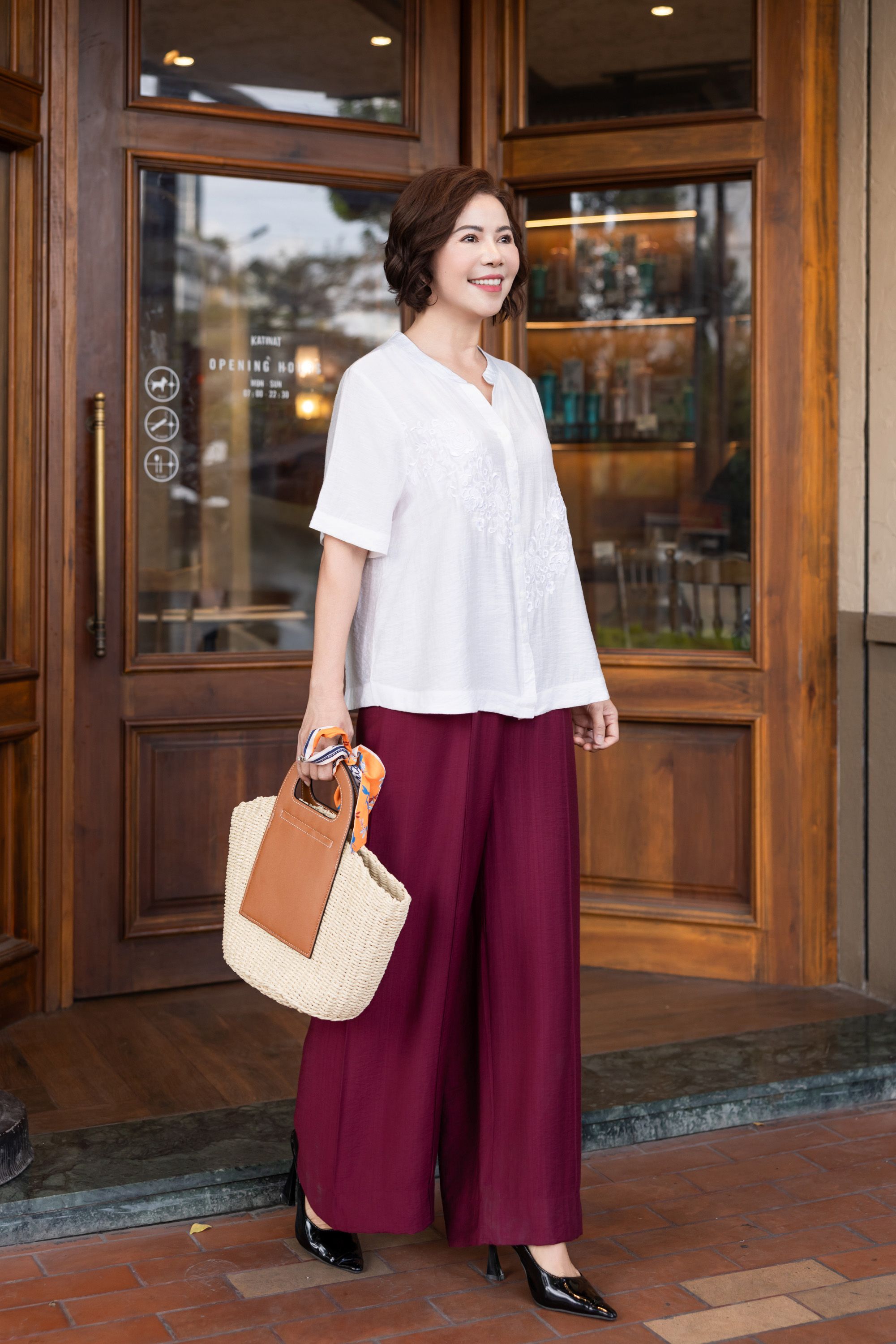 M COLLECTION | Áo Kiểu Nữ Trung Niên Tặng Mẹ, Bà Cài Nút Cổ Trụ Lụa Thêu Hoa Chìm Tay Ngắn A11460LW01