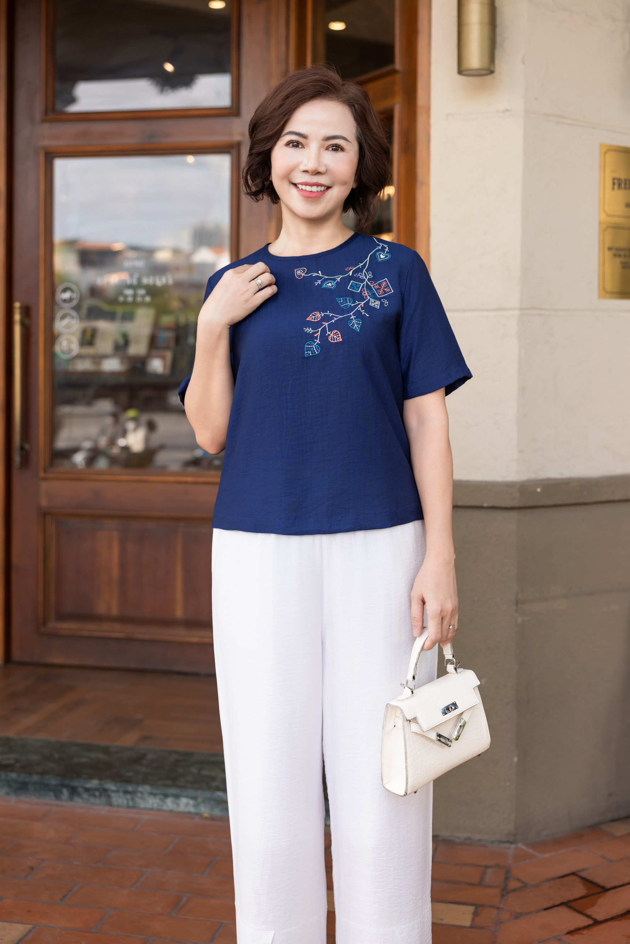 M COLLECTION | Áo Kiểu Nữ Trung Niên Tặng Mẹ, Bà Vải Lụa Thêu Hoa Hè Mát Mẻ Cổ Tròn Tay Ngắn A12296LW01