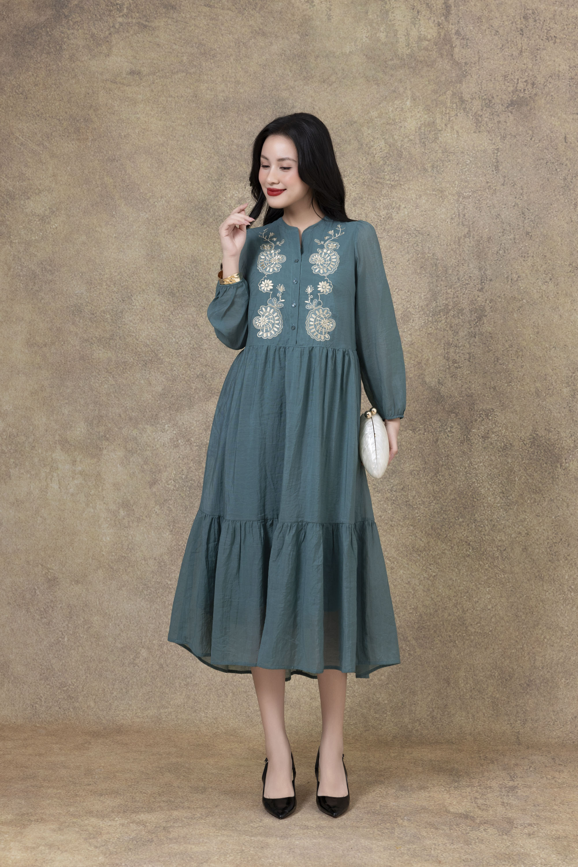 SWANLAKE | Váy Đầm Nữ Suông Đuôi Cá Vải Tơ Thêu Hoa Cao Cấp Tay Dài Cổ V Cài Nút Đi Tiệc D13281LW01