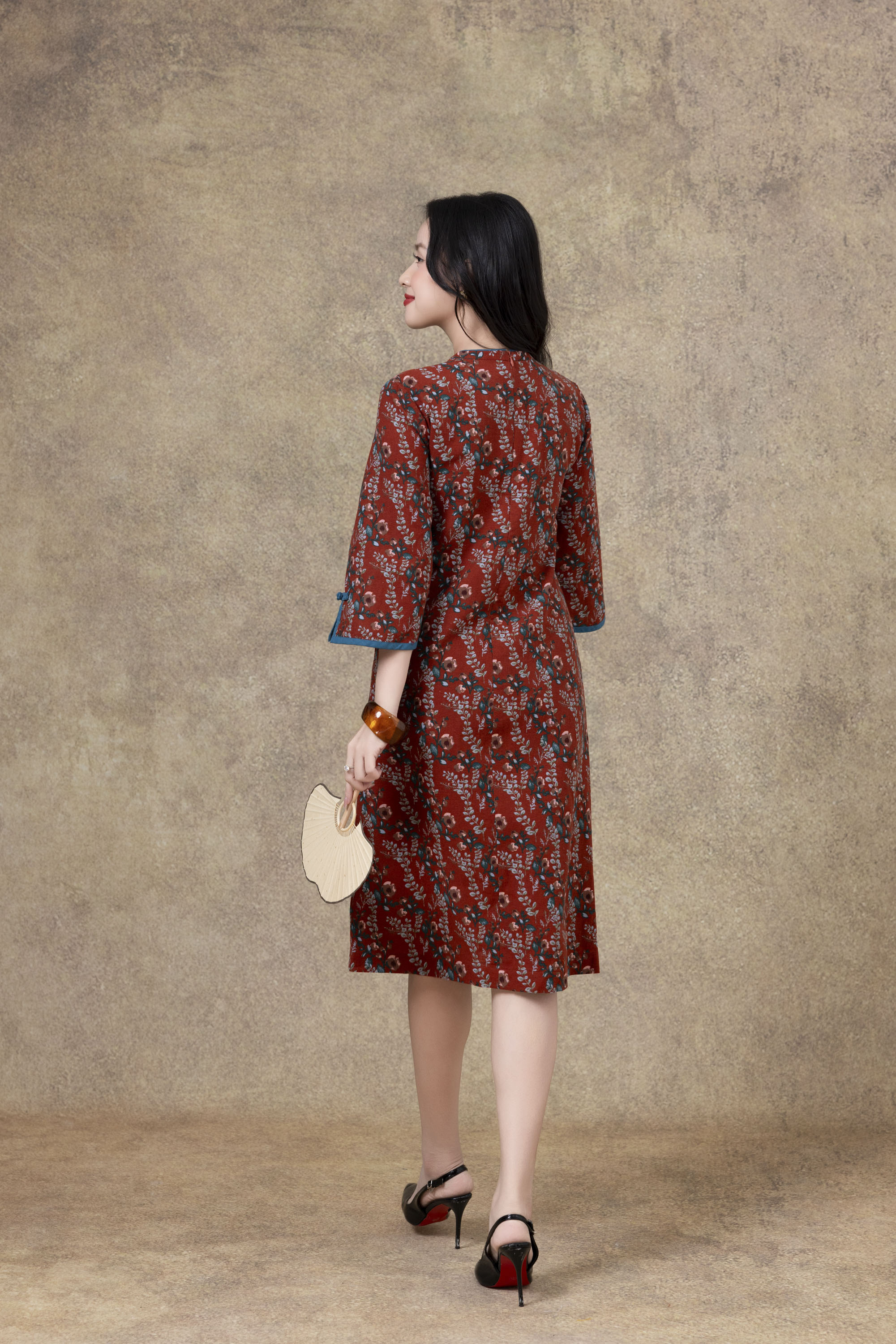 SWANLAKE | Váy Đầm Nữ Midi Suông Phom A Tay Lỡ Cổ Tàu Vải Linen Bông Sang Trọng Dự Tiệc D13241LW01