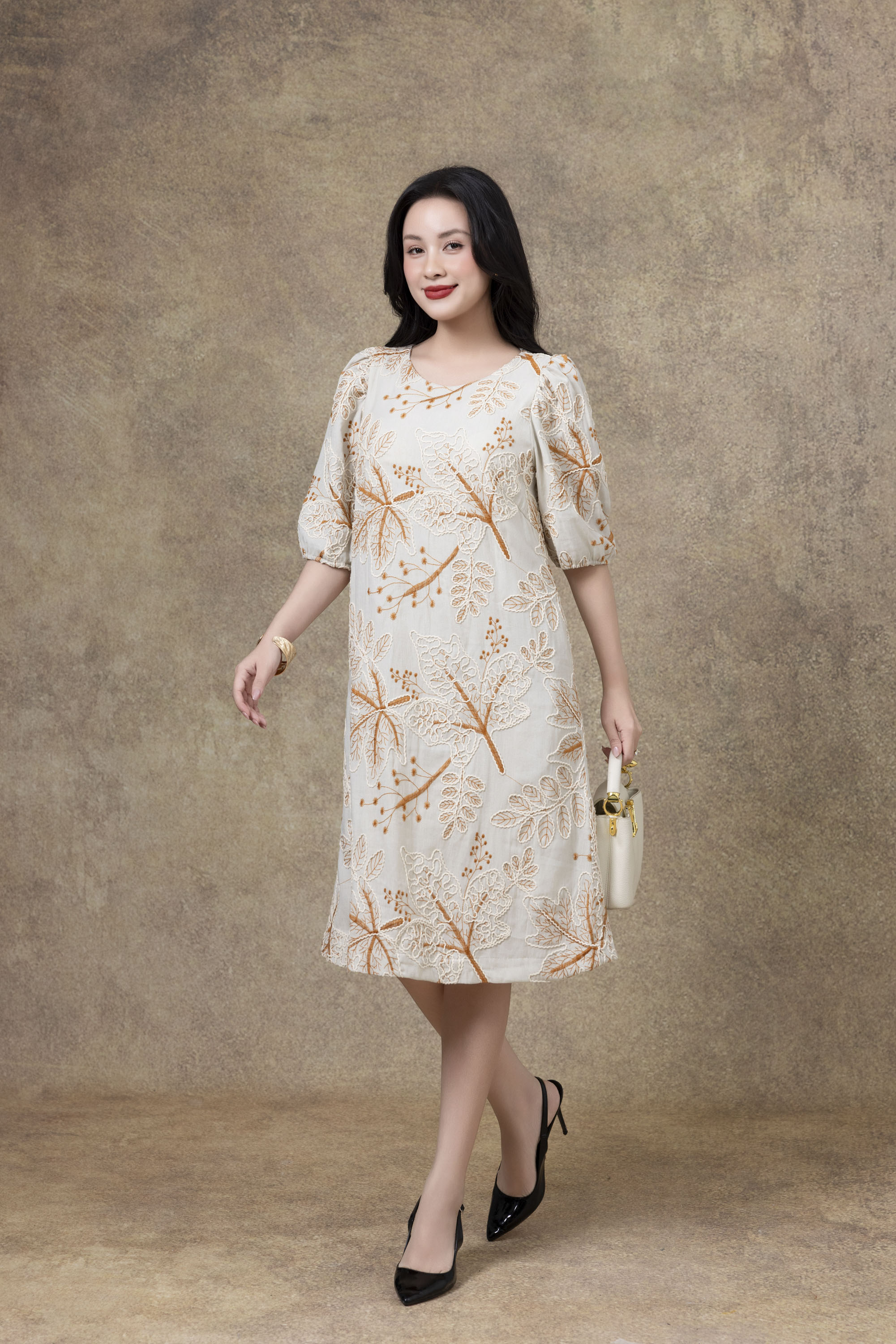 SWANLAKE | Váy Đầm Nữ Midi Phom A Tay Bí Lỡ Phồng Cổ Tròn Vải Đũi Thêu Hoa Dự Tiệc Công Sở D13292LW01