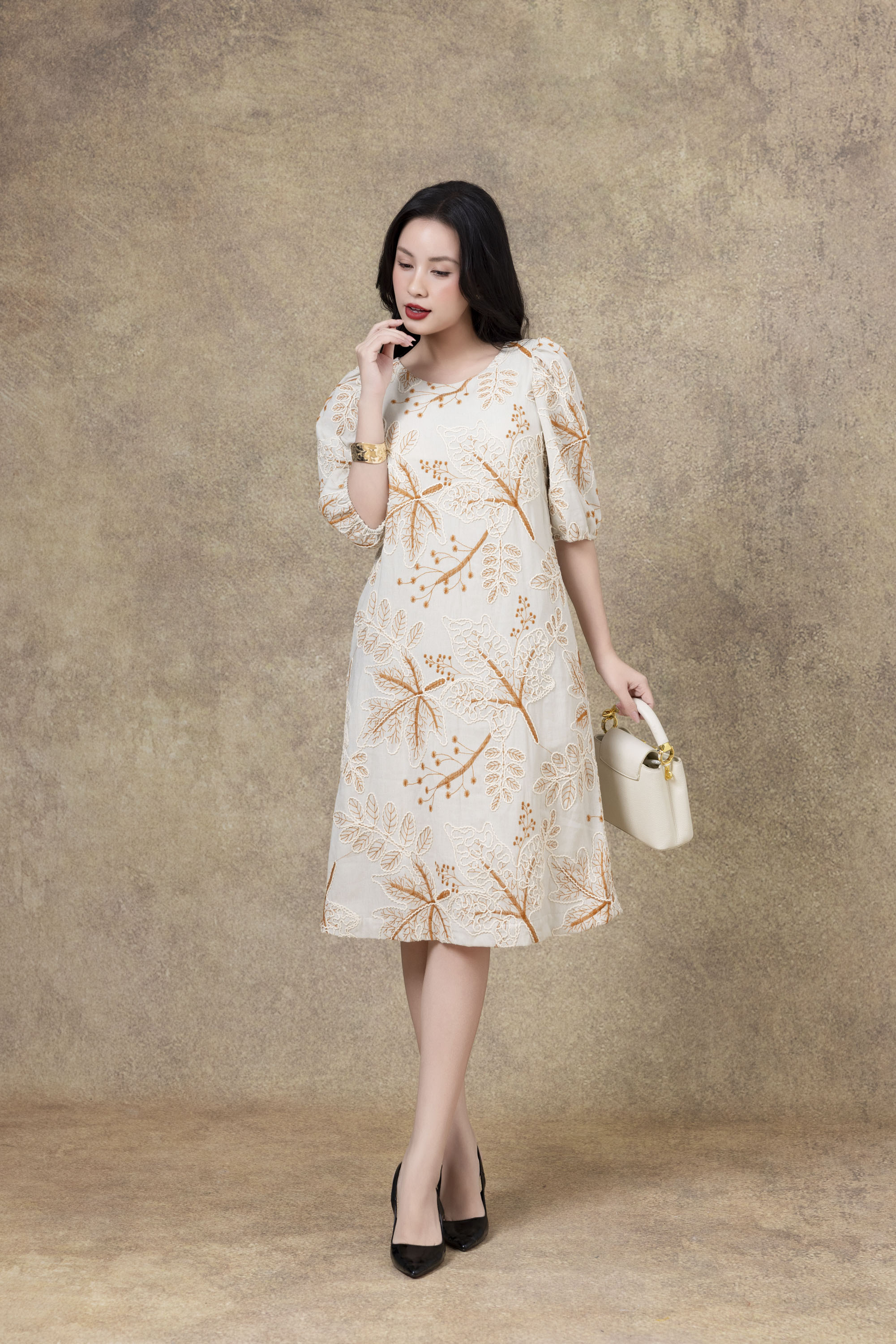 SWANLAKE | Váy Đầm Nữ Midi Phom A Tay Bí Lỡ Phồng Cổ Tròn Vải Đũi Thêu Hoa Dự Tiệc Công Sở D13292LW01