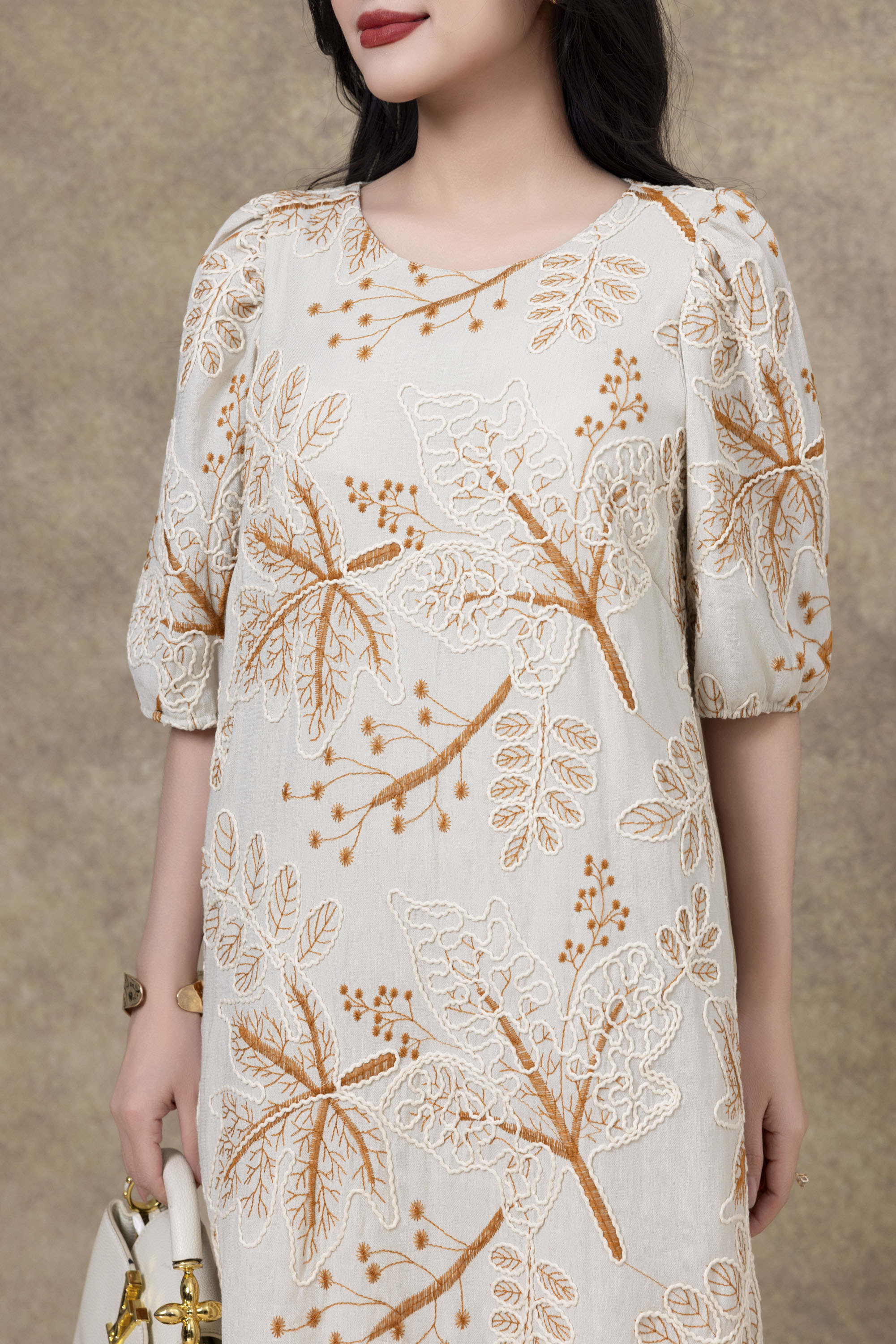 SWANLAKE | Váy Đầm Nữ Midi Phom A Tay Bí Lỡ Phồng Cổ Tròn Vải Đũi Thêu Hoa Dự Tiệc Công Sở D13292LW01