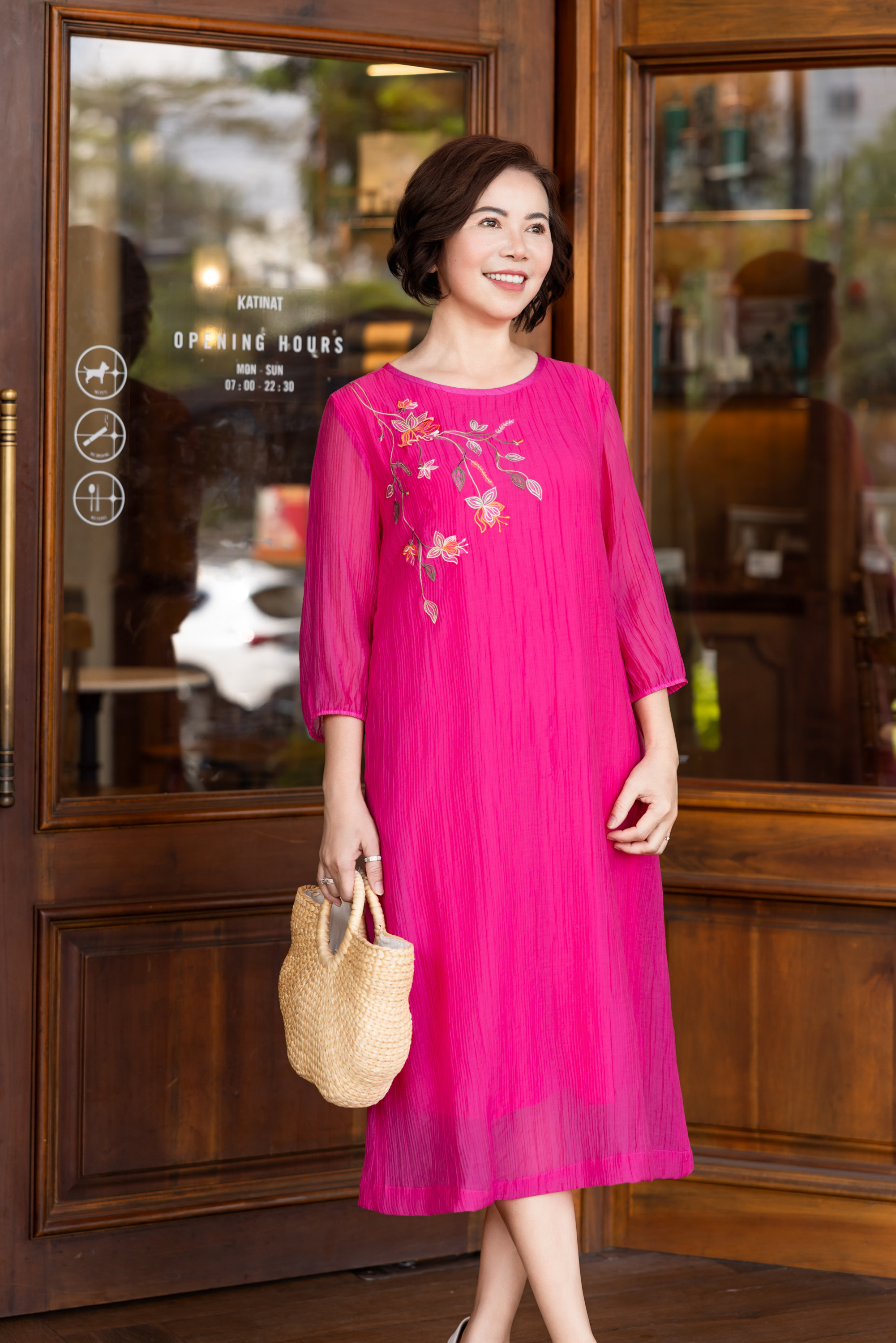 M COLLECTION | Váy Đầm Nữ Trung Niên Tặng Mẹ, Bà Suông Tơ 2 Lớp Thêu Hoa Hè Tay Lỡ Bo Chun D12317LW01