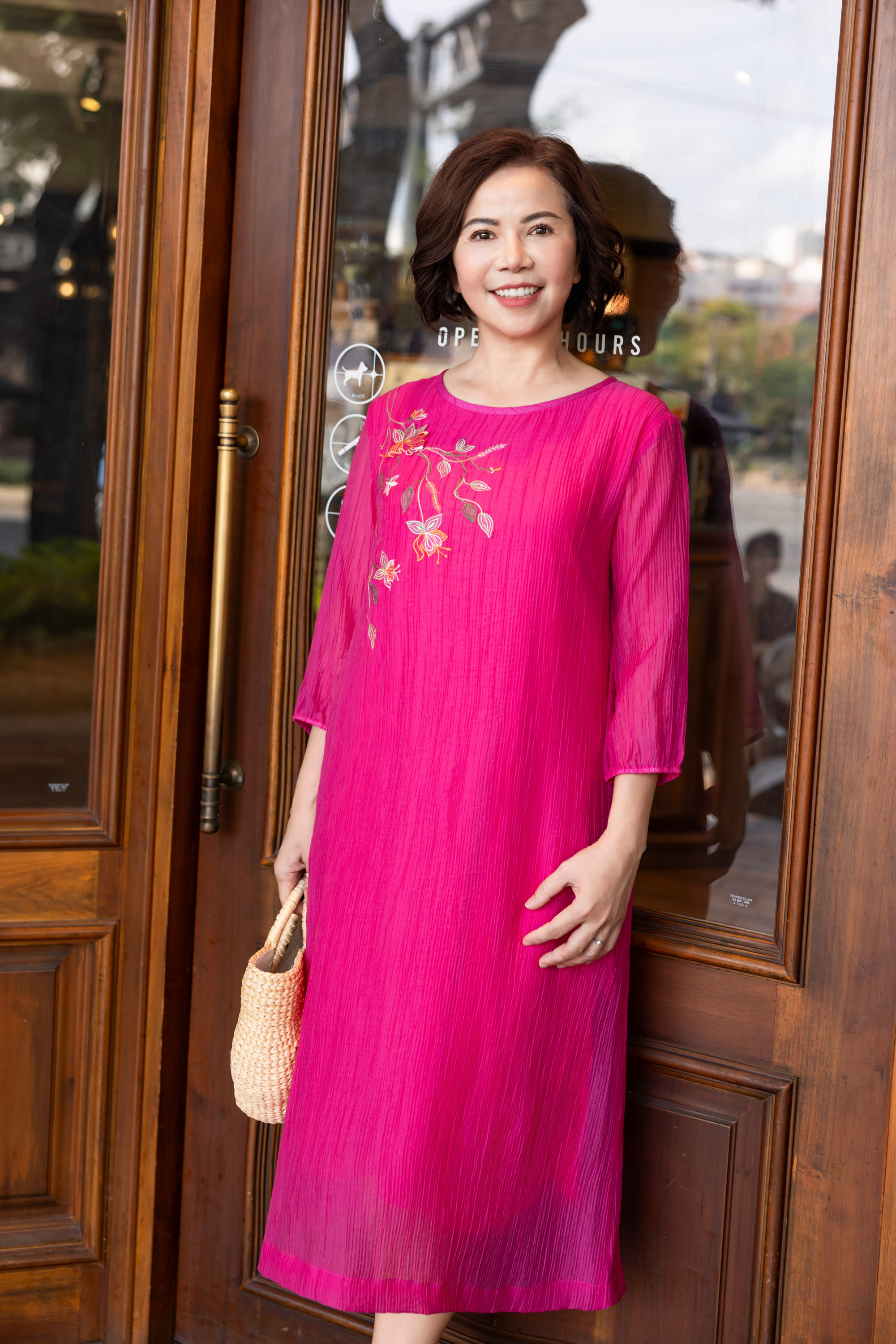 M COLLECTION | Váy Đầm Nữ Trung Niên Tặng Mẹ, Bà Suông Tơ 2 Lớp Thêu Hoa Hè Tay Lỡ Bo Chun D12317LW01