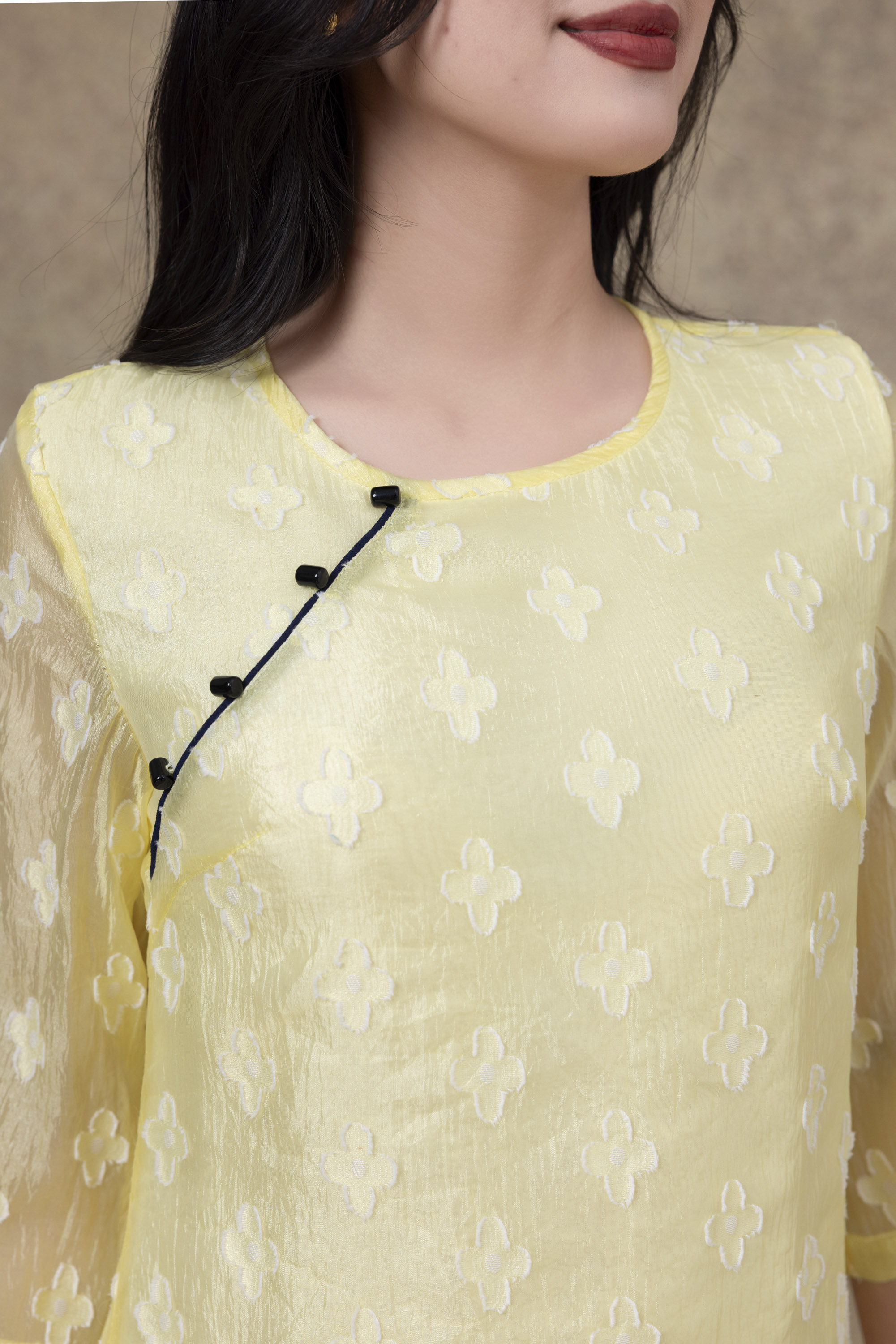 SWANLAKE | Váy Đầm Nữ Midi Cổ Tròn Tay Lỡ Vải Tơ Ép Hai Lớp Thêu Hoa Đính Nút Công Sở Tiệc D13237LW01