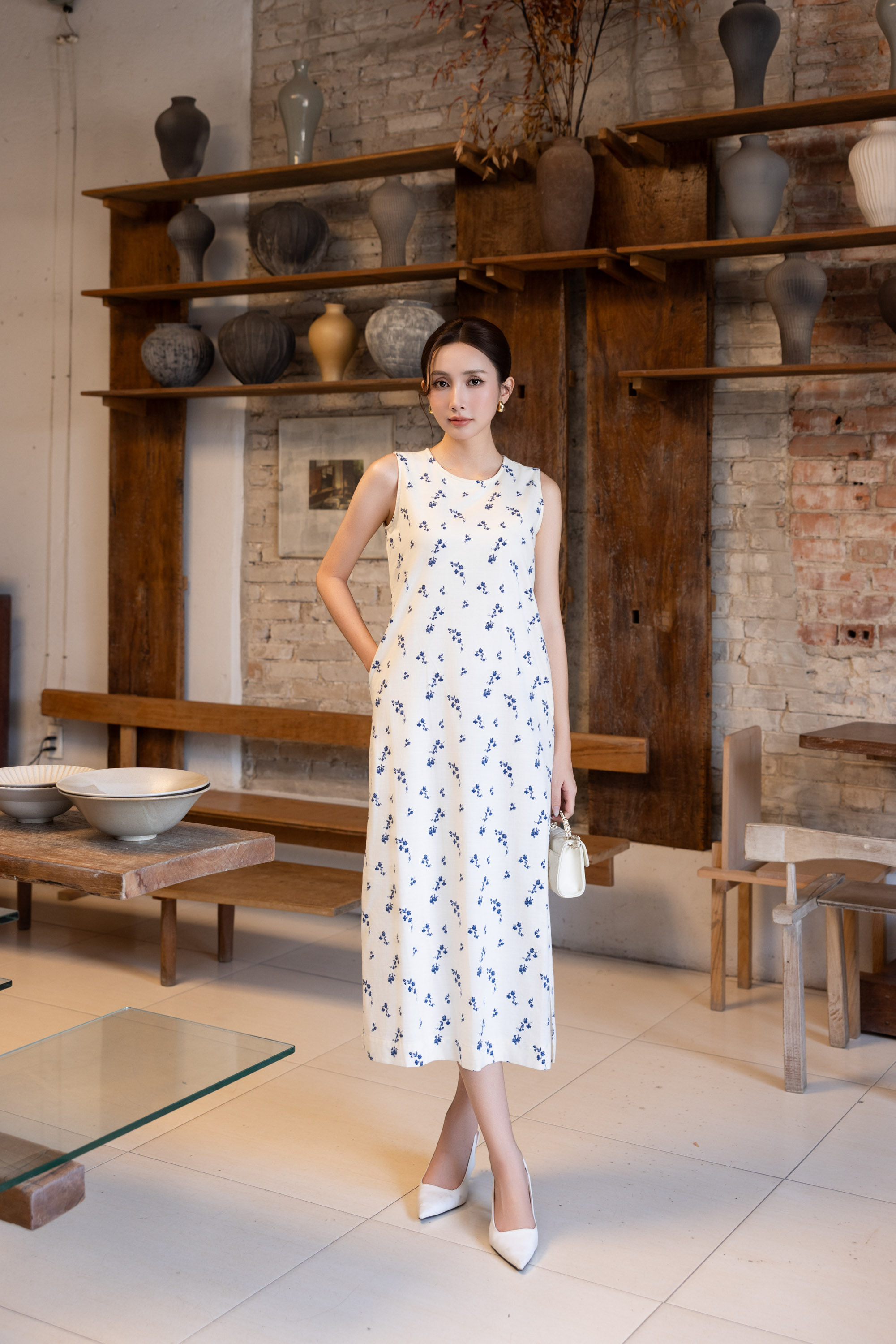 SWANLAKE | Váy Đầm Nữ Maxi Suông Sát Nách Xẻ Tà Linen Bông In Hoa Hè Cổ Tròn Có Túi Du Lịch D12380LW05