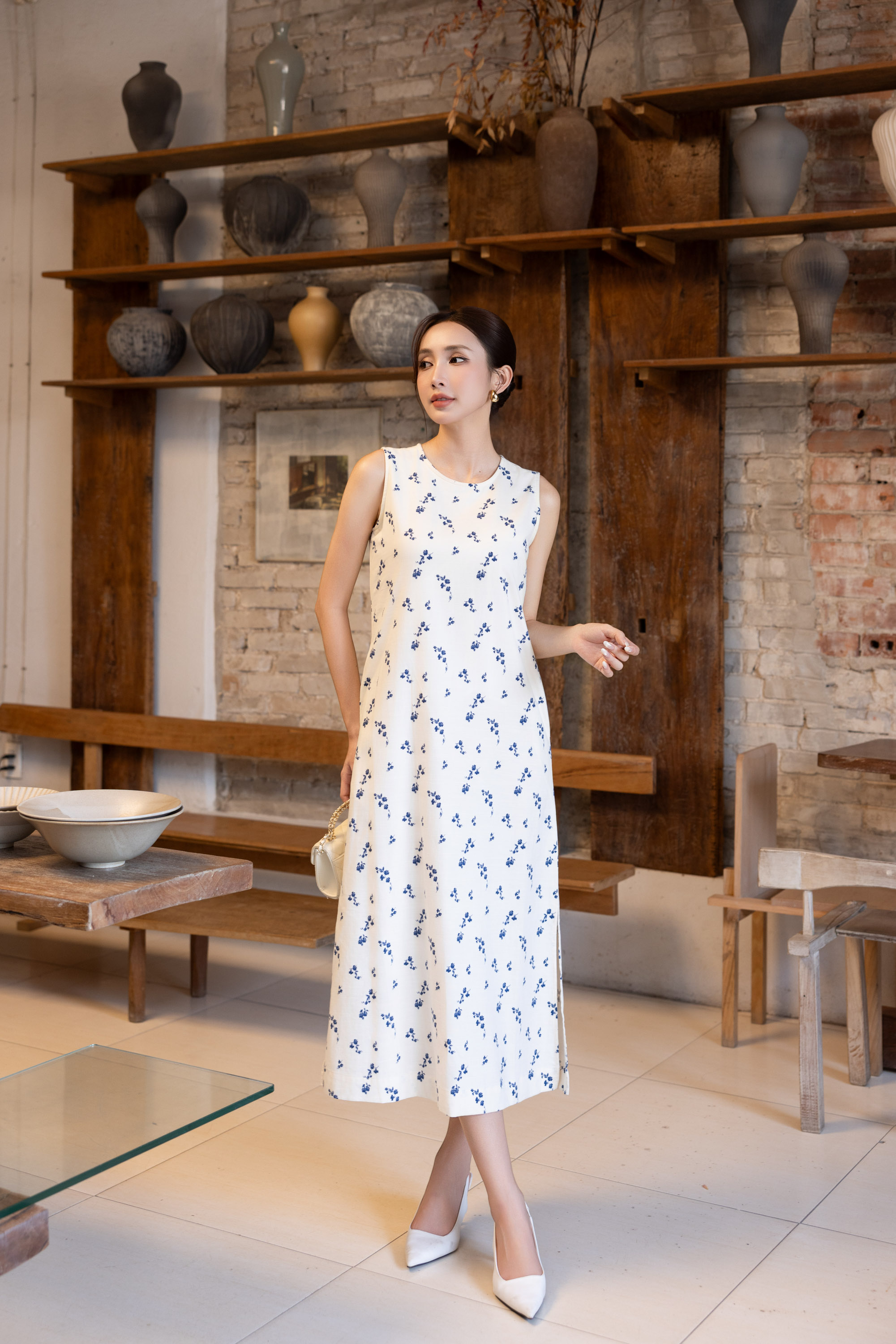 SWANLAKE | Váy Đầm Nữ Maxi Suông Sát Nách Xẻ Tà Linen Bông In Hoa Hè Cổ Tròn Có Túi Du Lịch D12380LW05