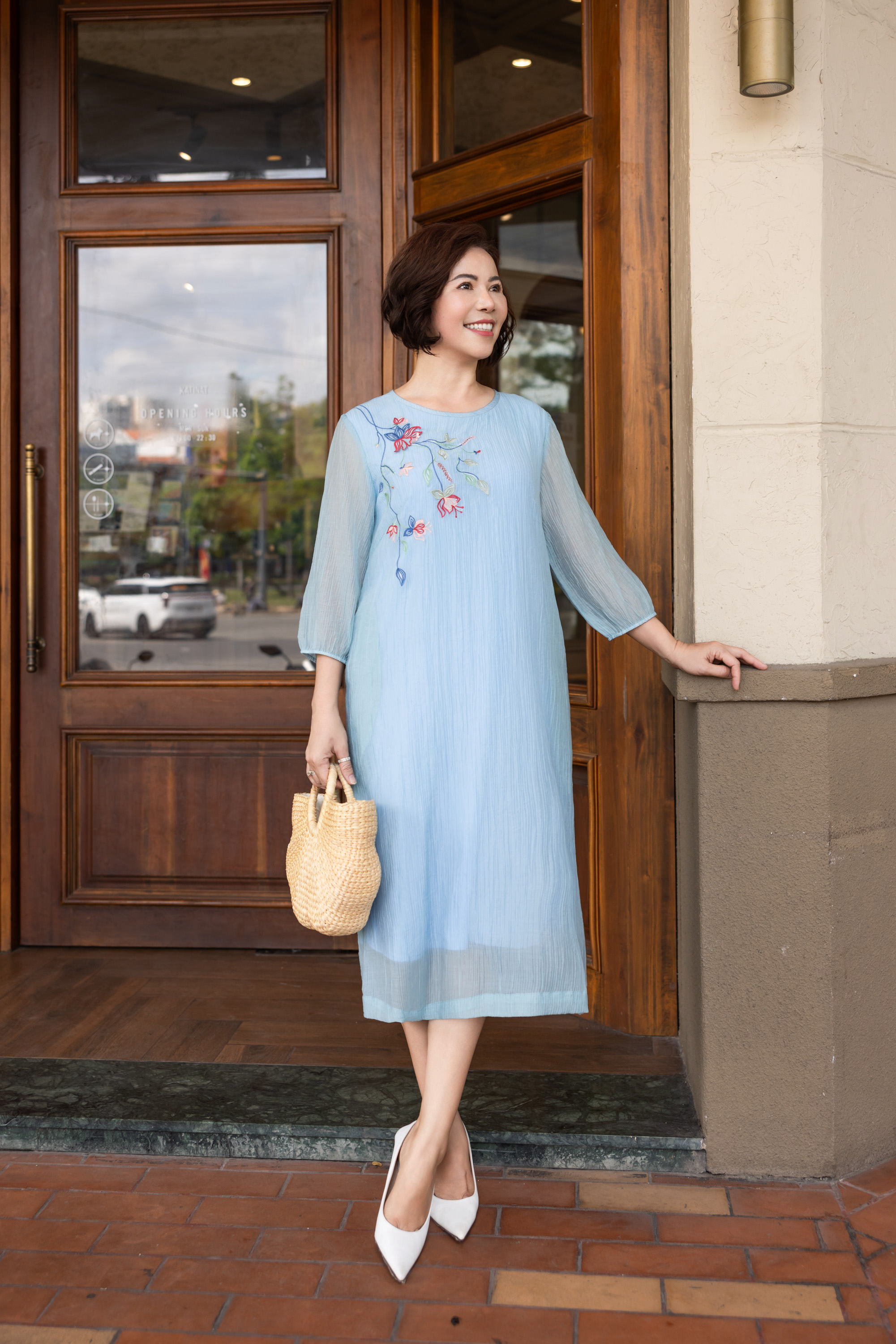 M COLLECTION | Váy Đầm Nữ Trung Niên Tặng Mẹ, Bà Suông Tơ 2 Lớp Thêu Hoa Hè Tay Lỡ Bo Chun D12317LW01