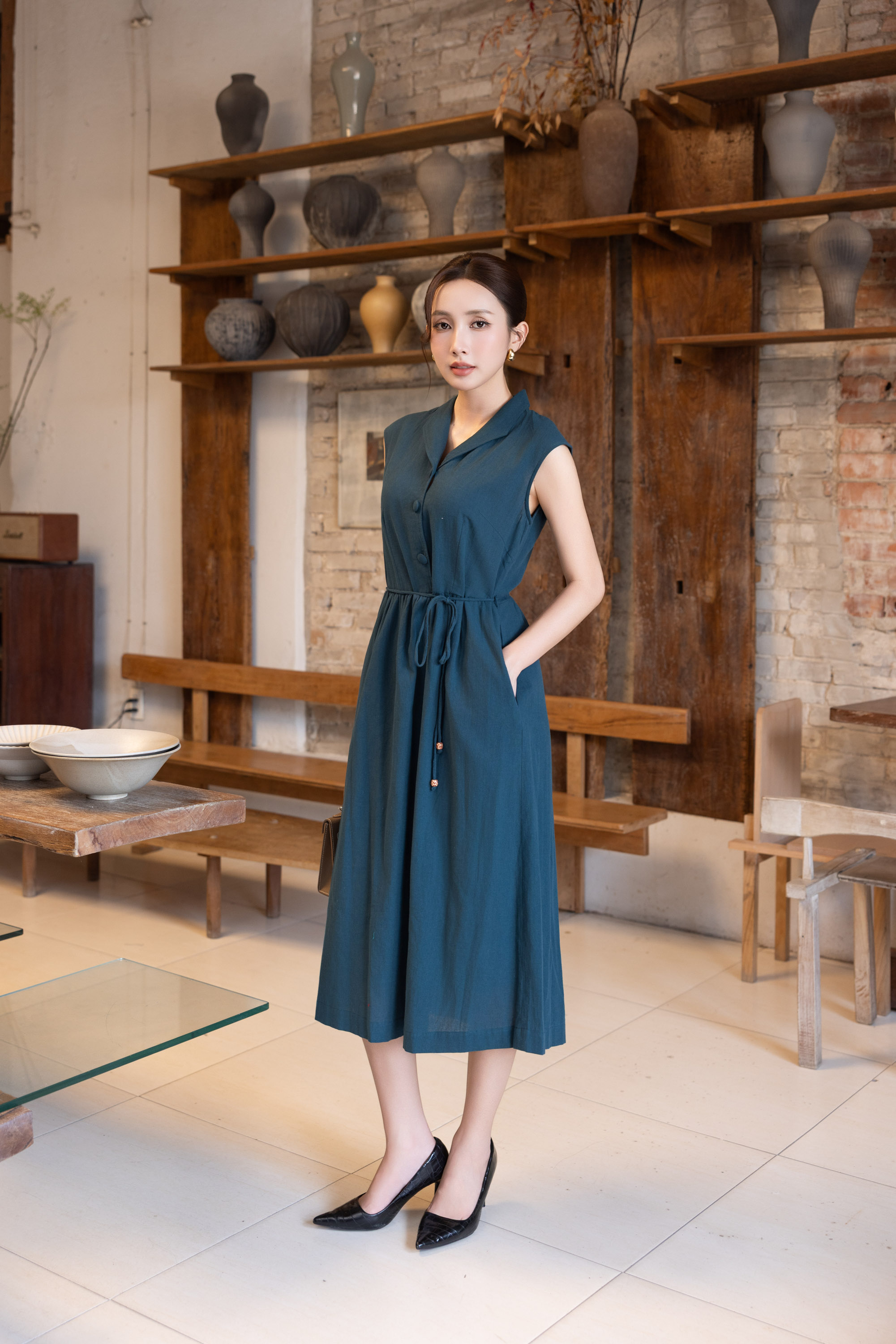 SWANLAKE | Váy Đầm Nữ Midi Sát Nách Cổ Sơ Mi Dây Thắt Eo Vải Linen Cao Cấp Thanh Lịch D13472LW01