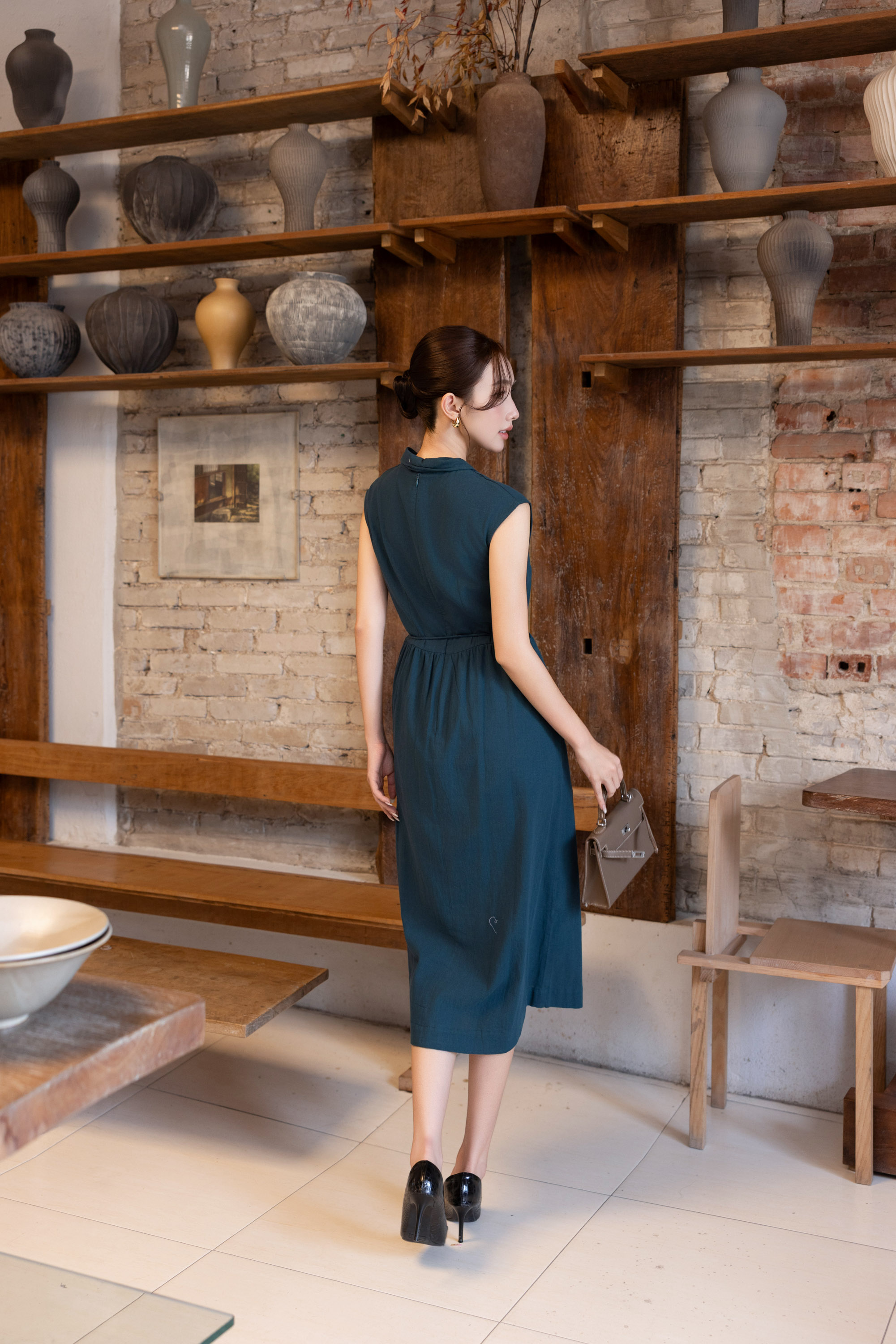 SWANLAKE | Váy Đầm Nữ Midi Sát Nách Cổ Sơ Mi Dây Thắt Eo Vải Linen Cao Cấp Thanh Lịch D13472LW01