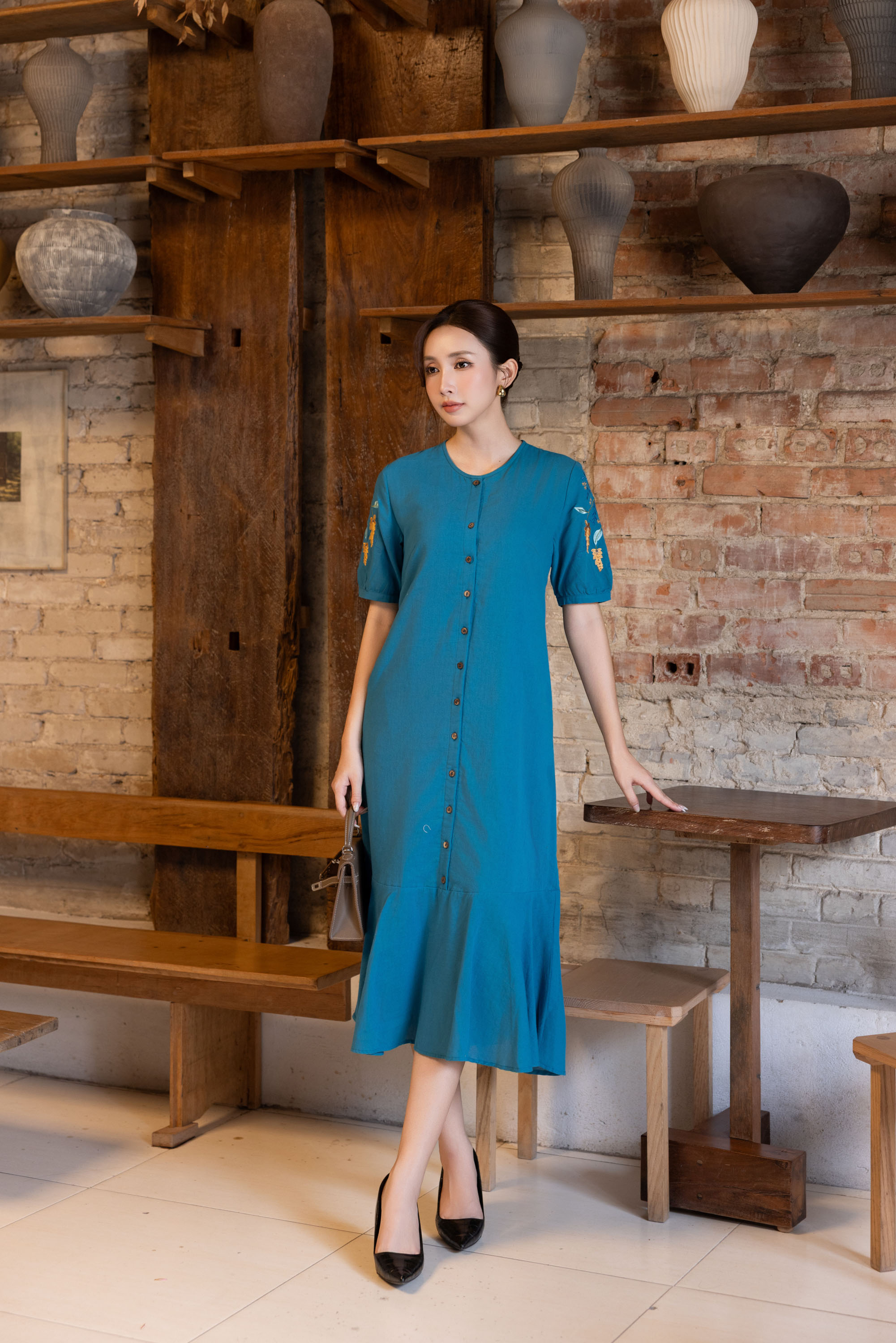 SWANLAKE | Váy Đầm Nữ Suông Đuôi Cá Vải Linen Cổ Tròn Cài Nút Tay Ngắn Thêu Hoa Công Sở D13569LW01