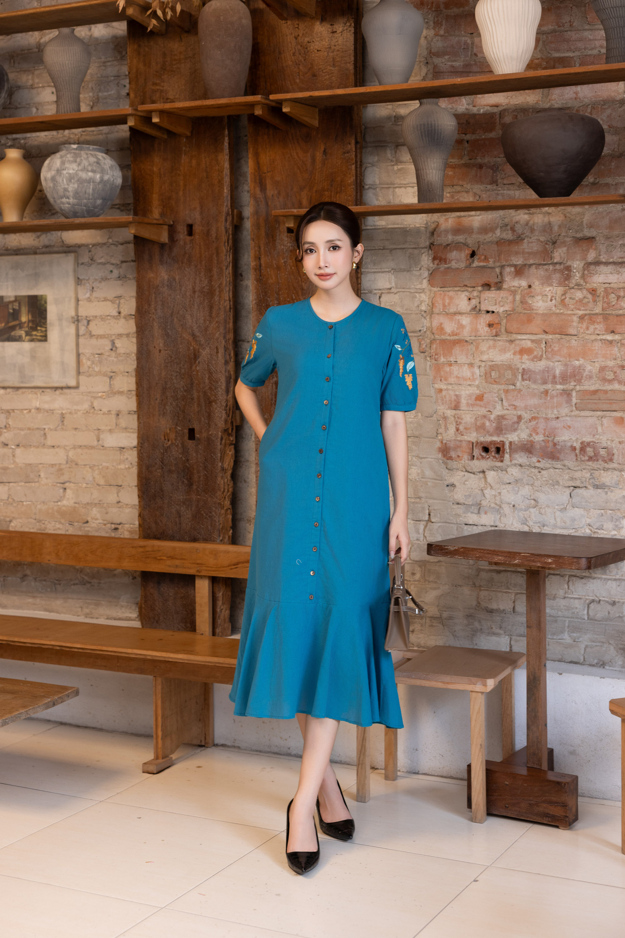 SWANLAKE | Váy Đầm Nữ Suông Đuôi Cá Vải Linen Cổ Tròn Cài Nút Tay Ngắn Thêu Hoa Công Sở D13569LW01
