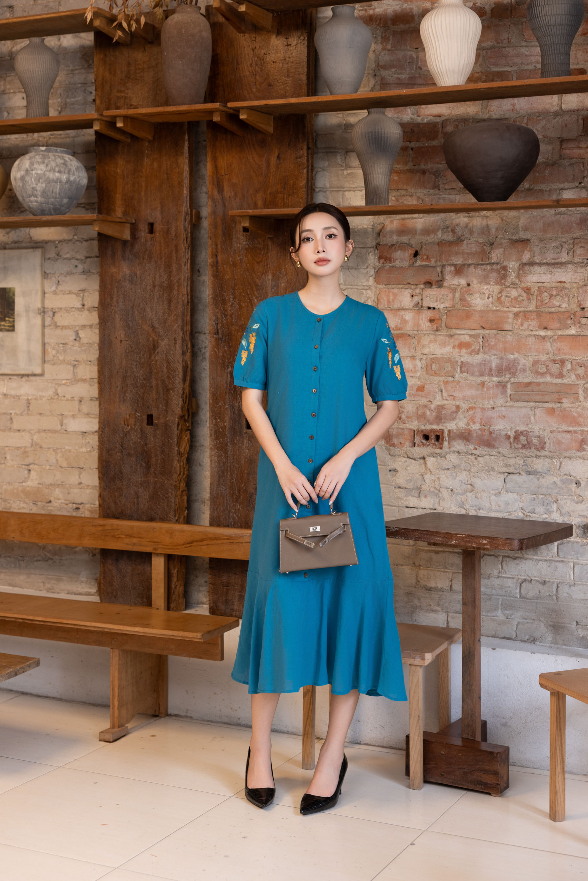 SWANLAKE | Váy Đầm Nữ Suông Đuôi Cá Vải Linen Cổ Tròn Cài Nút Tay Ngắn Thêu Hoa Công Sở D13569LW01