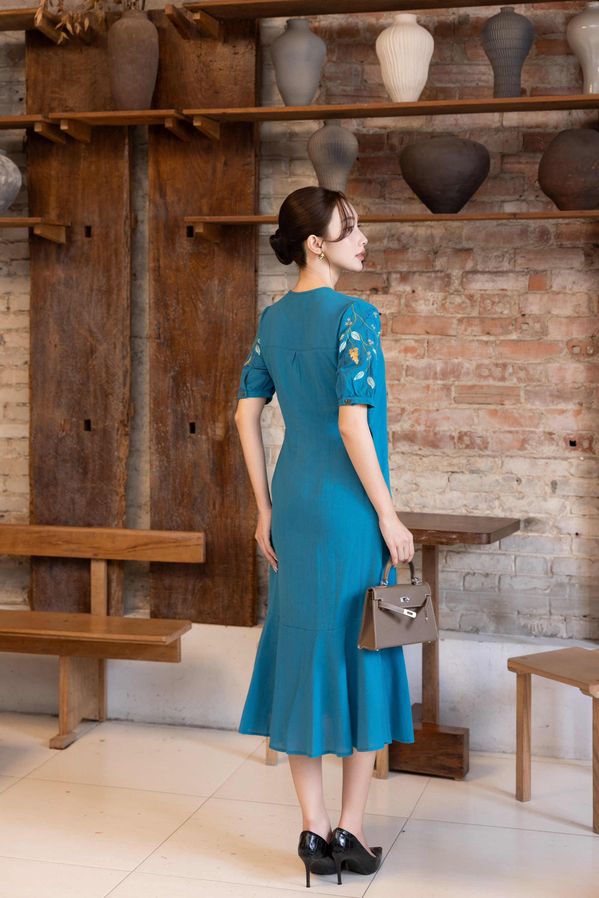 SWANLAKE | Váy Đầm Nữ Suông Đuôi Cá Vải Linen Cổ Tròn Cài Nút Tay Ngắn Thêu Hoa Công Sở D13569LW01