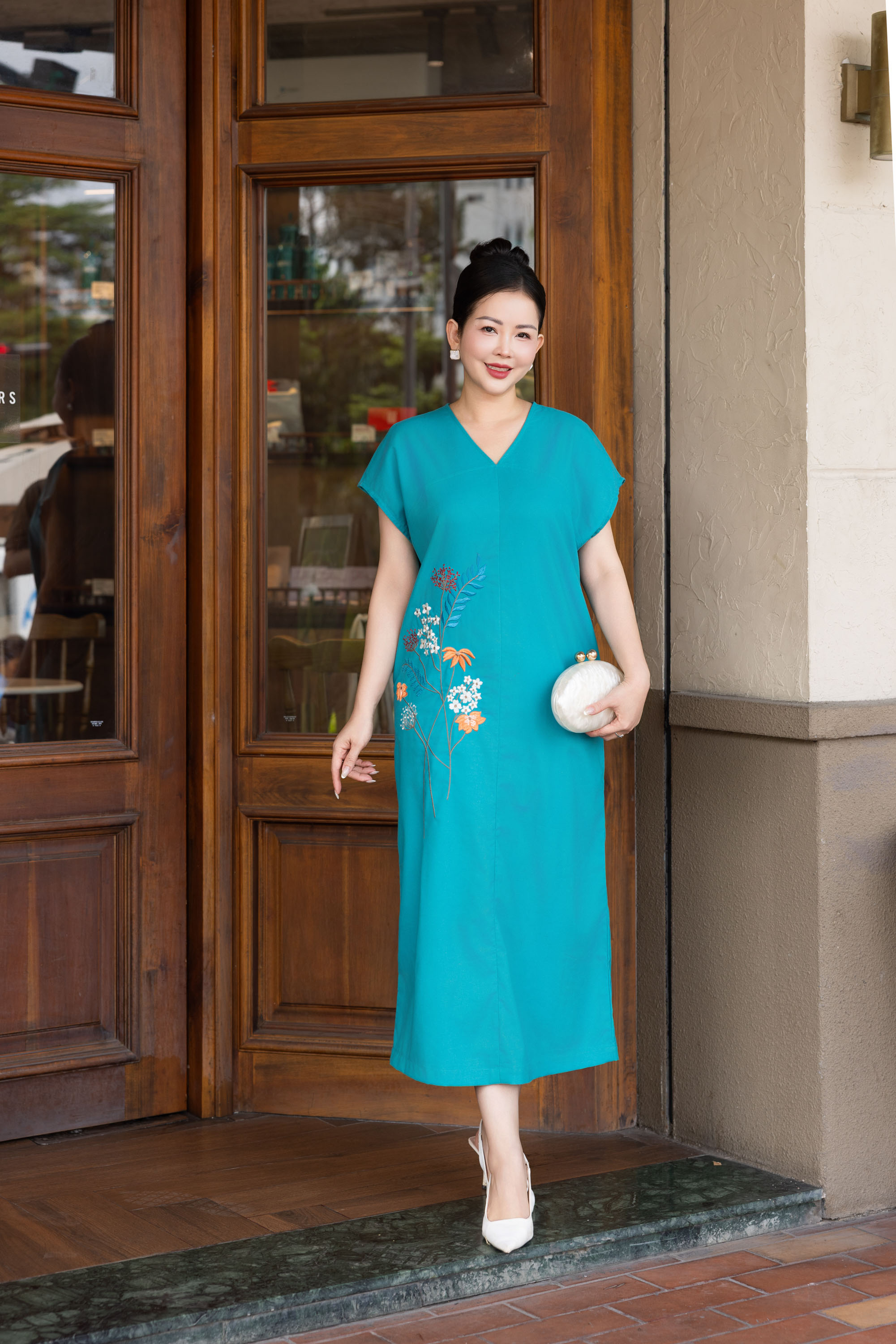 SWANLAKE | Váy Đầm Nữ Maxi Suông Tay Hến Cổ Chữ V Vải Linen Thêu Hoa Công Sở Dạo Phố Hè D13729LW01