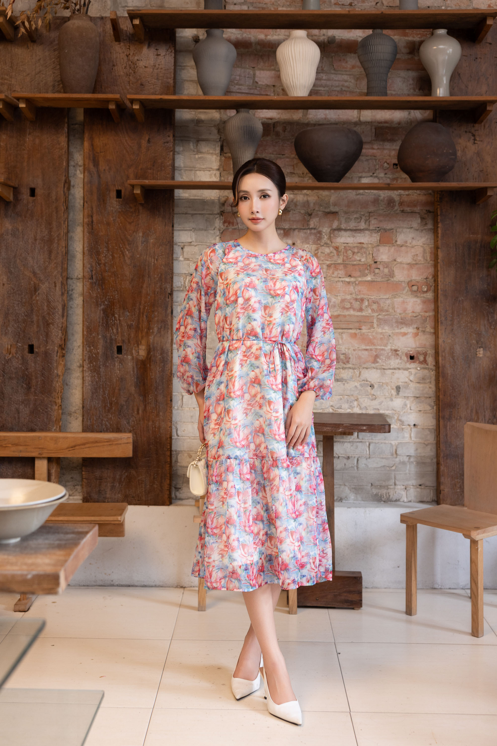 SWANLAKE | Váy Đầm Nữ Maxi Suông 2 Lớp Cổ Tròn Tay Dài Dây Thắt Eo Vải Tơ In Hoa Đi Biển Hè D13653LW01