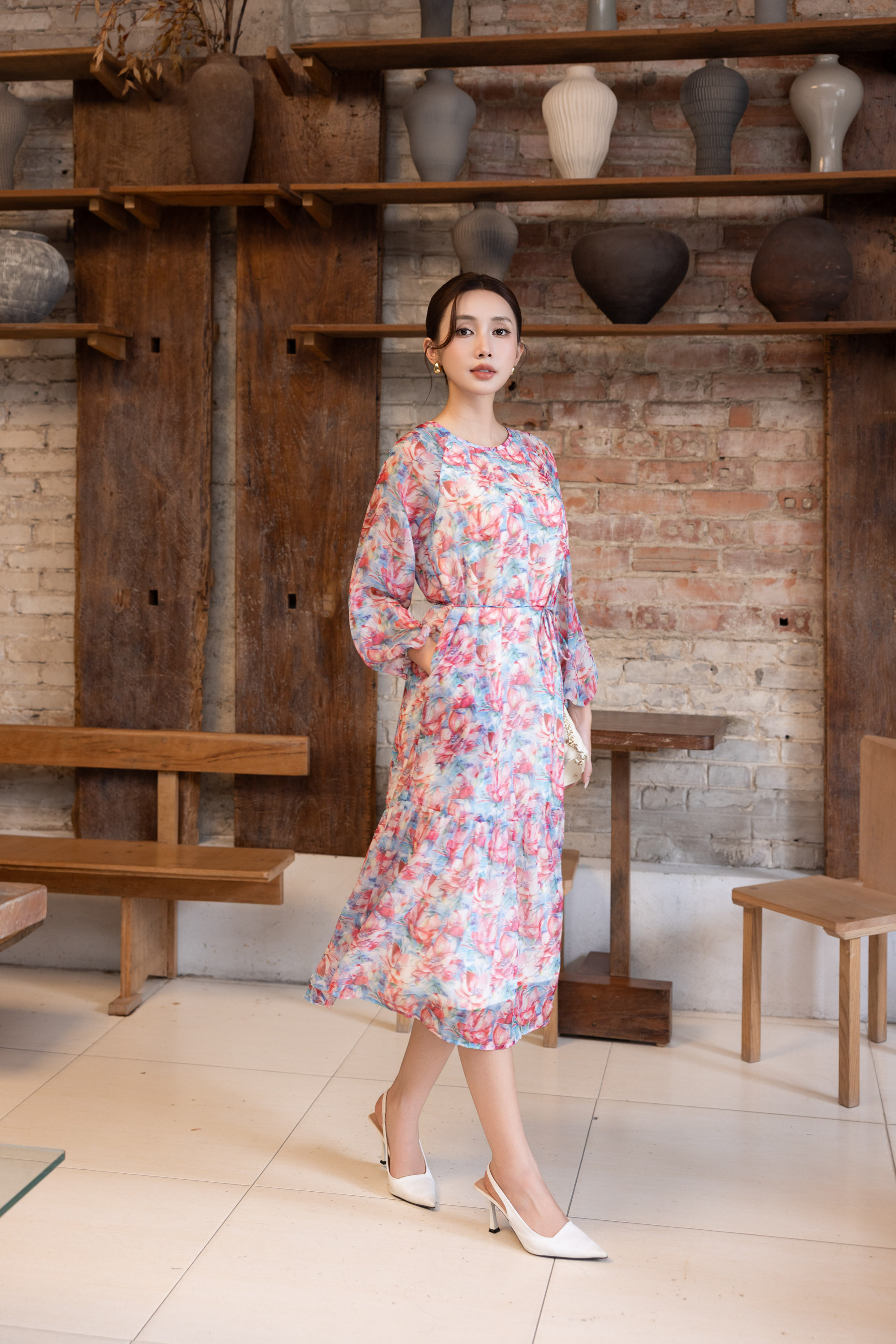 SWANLAKE | Váy Đầm Nữ Maxi Suông 2 Lớp Cổ Tròn Tay Dài Dây Thắt Eo Vải Tơ In Hoa Đi Biển Hè D13653LW01
