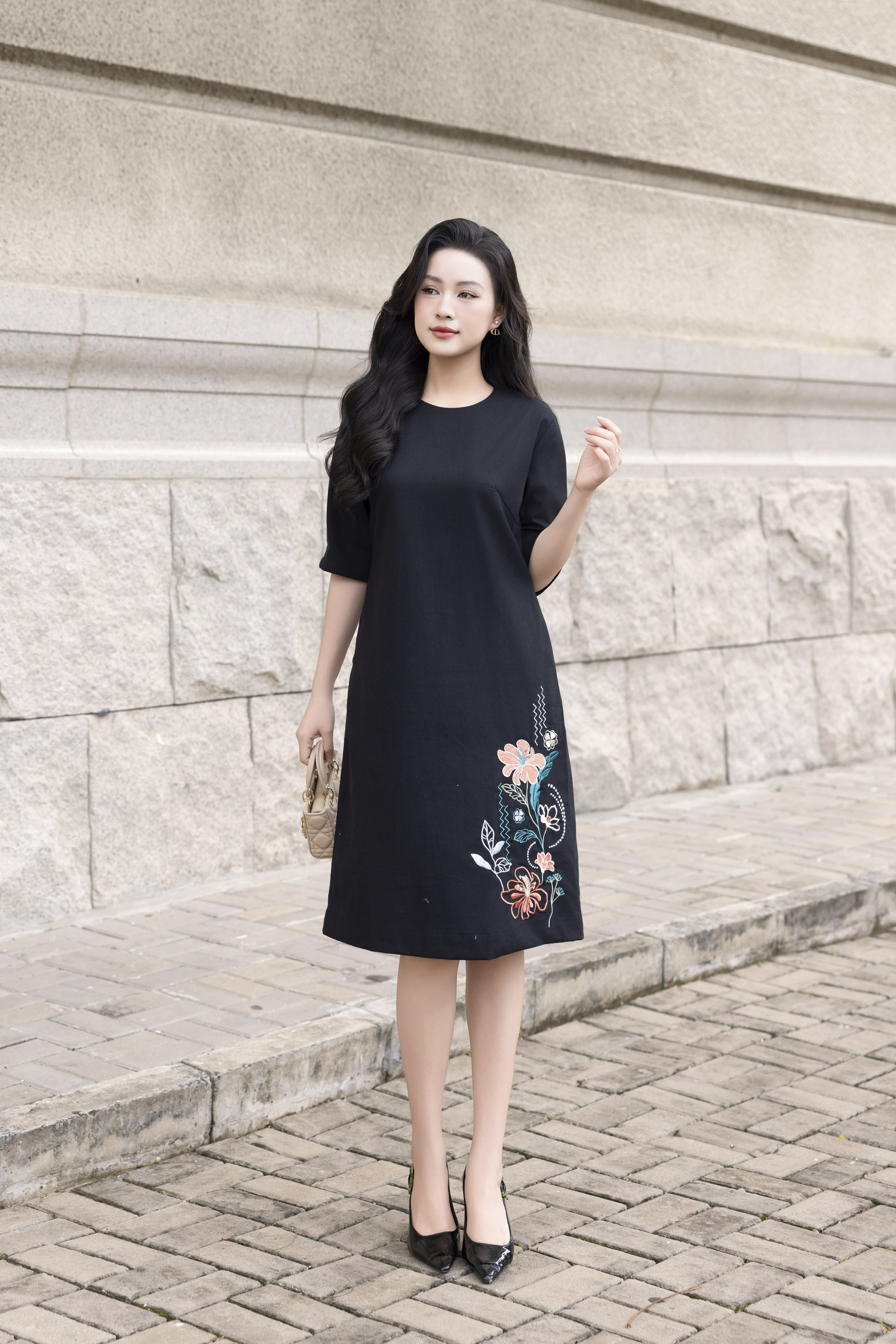 SWANLAKE | Váy Đầm Nữ Suông Vải Linen Thêu Hoa Lá Cổ Tròn Tay Lỡ Có Túi Công Sở Thanh Lịch D12889W01