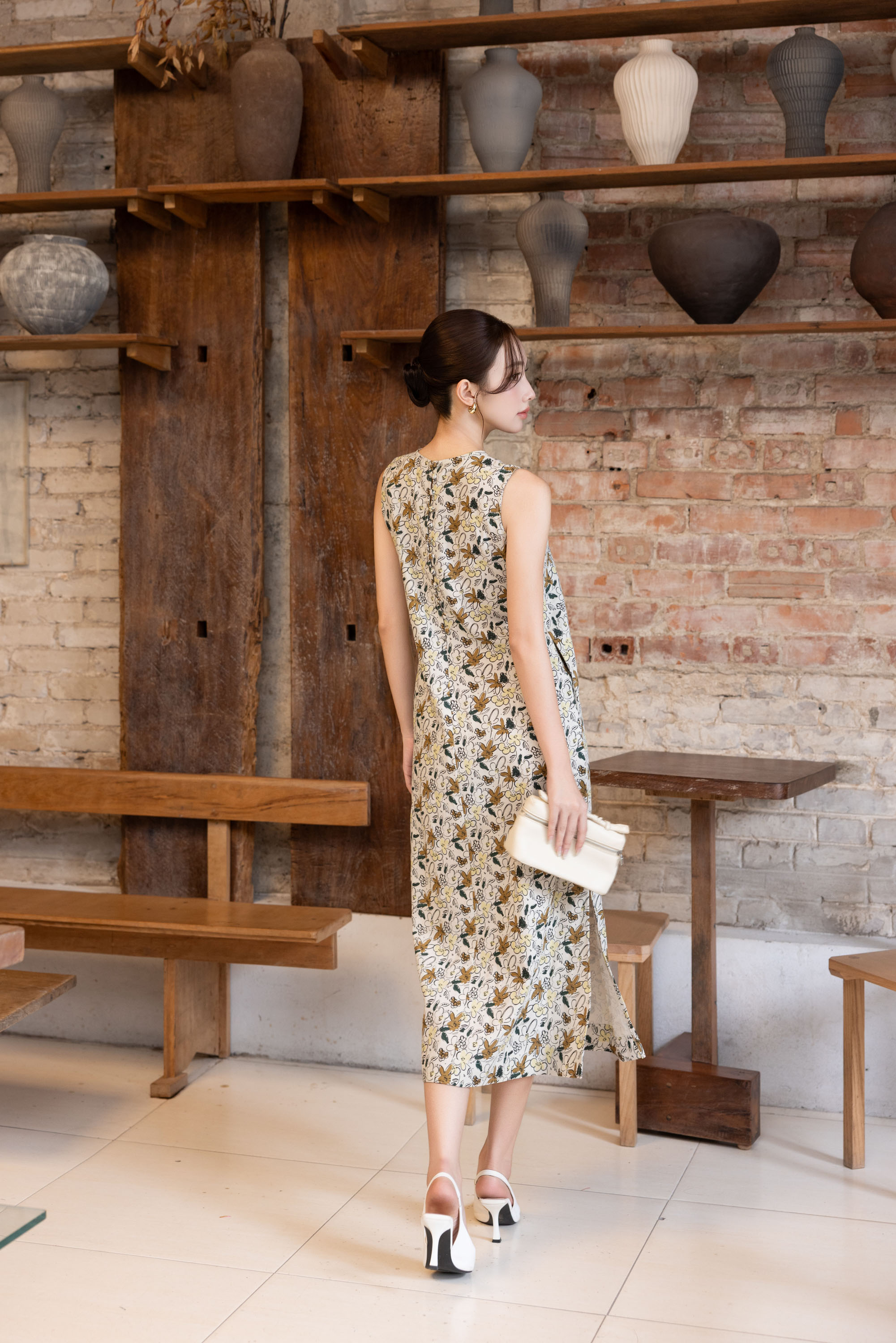 SWANLAKE | Váy Đầm Nữ Maxi Suông Sát Nách Xẻ Tà Linen Bông In Hoa Hè Cổ Tròn Có Túi Du Lịch D12380LW05