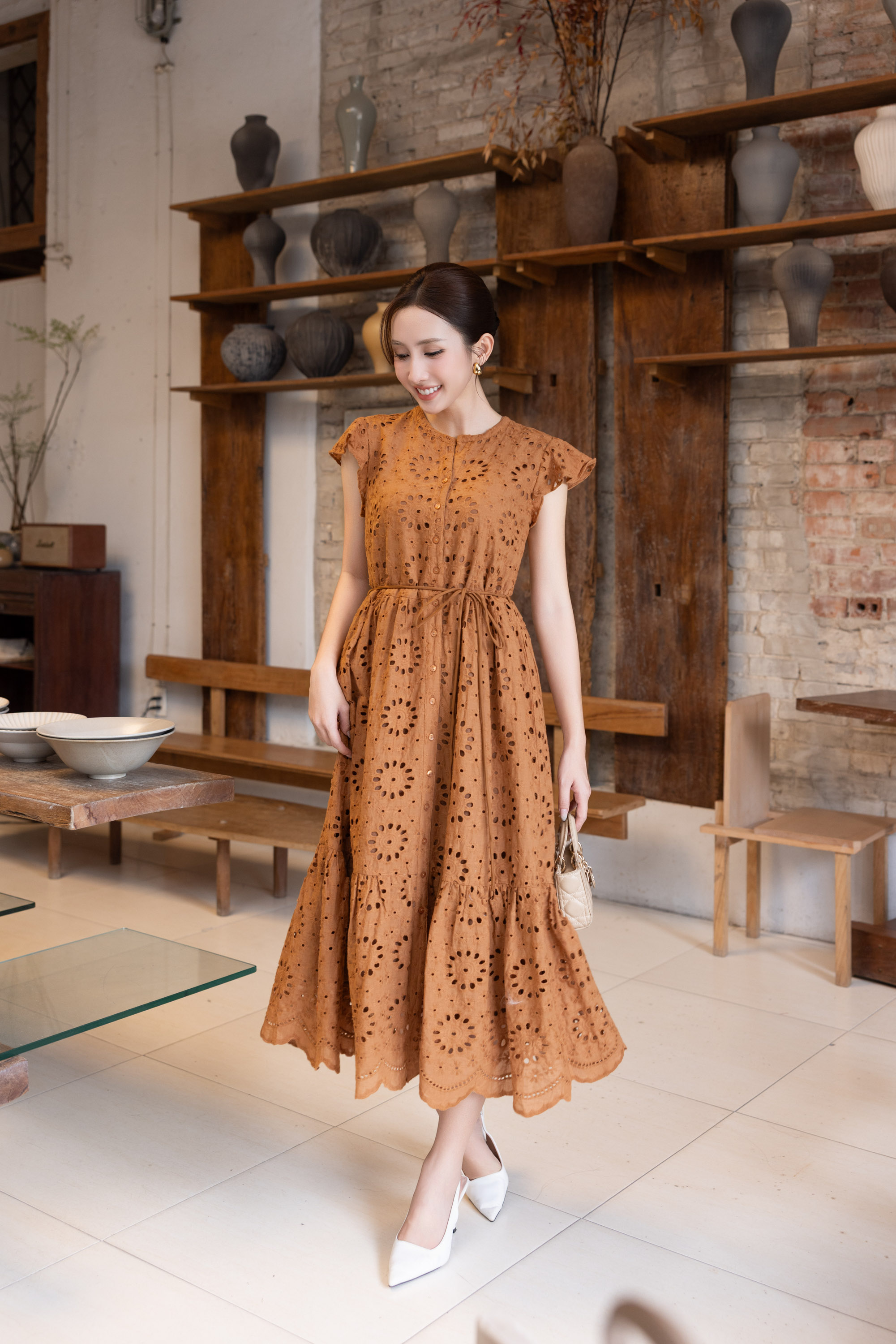 SWANLAKE | Váy Đầm Nữ Maxi Đuôi Cá Vải Cotton Thêu Đục Lỗ Cổ Trụ Cài Nút Dây Thắt Eo Công Sở D13658LW01