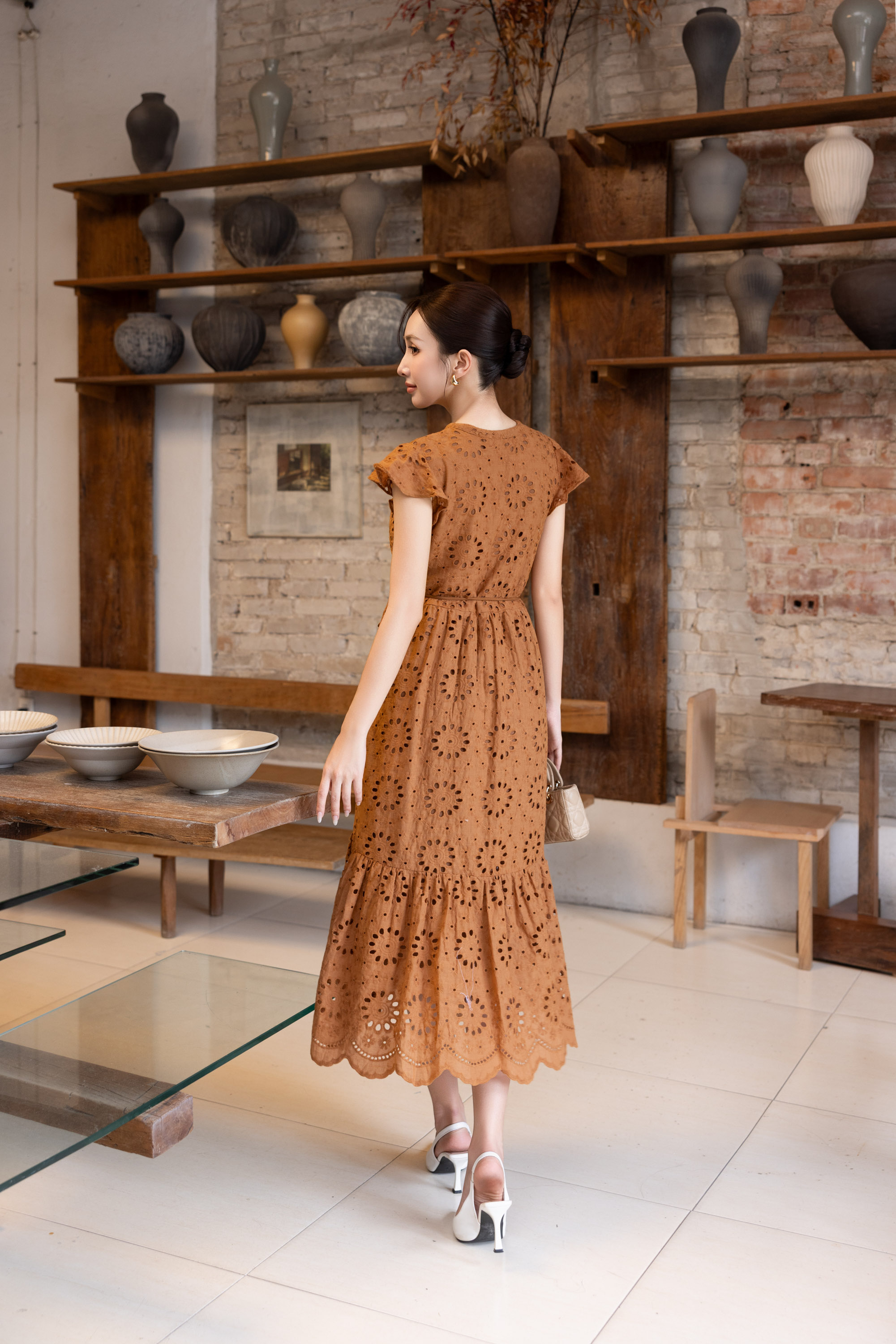 SWANLAKE | Váy Đầm Nữ Maxi Đuôi Cá Vải Cotton Thêu Đục Lỗ Cổ Trụ Cài Nút Dây Thắt Eo Công Sở D13658LW01