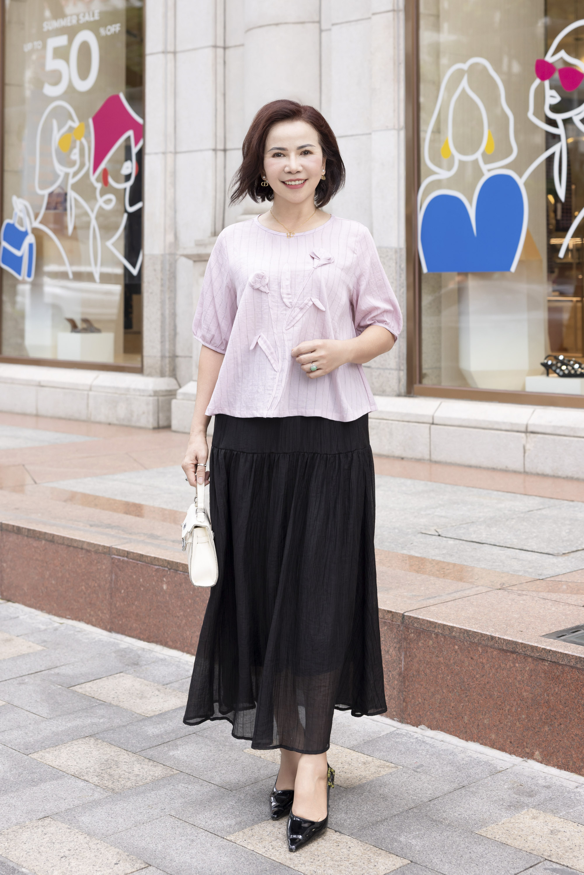 M COLLECTION | Áo Kiểu Nữ Trung Niên Tặng Mẹ, Bà Cổ Tròn Tay Bo Bí Lỡ Vải Linen Đính Hoa 3D A11984LW01
