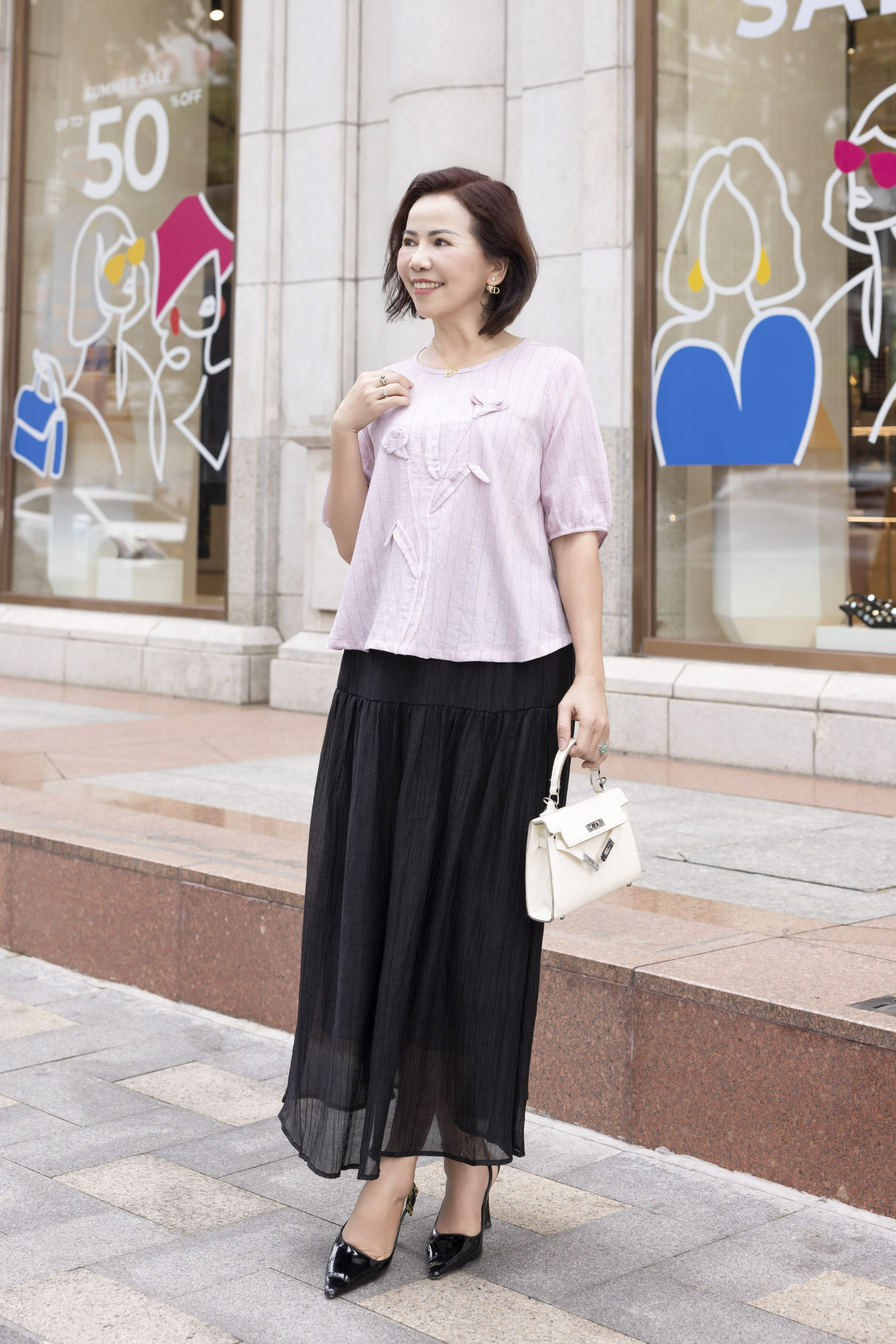 M COLLECTION | Áo Kiểu Nữ Trung Niên Tặng Mẹ, Bà Cổ Tròn Tay Bo Bí Lỡ Vải Linen Đính Hoa 3D A11984LW01