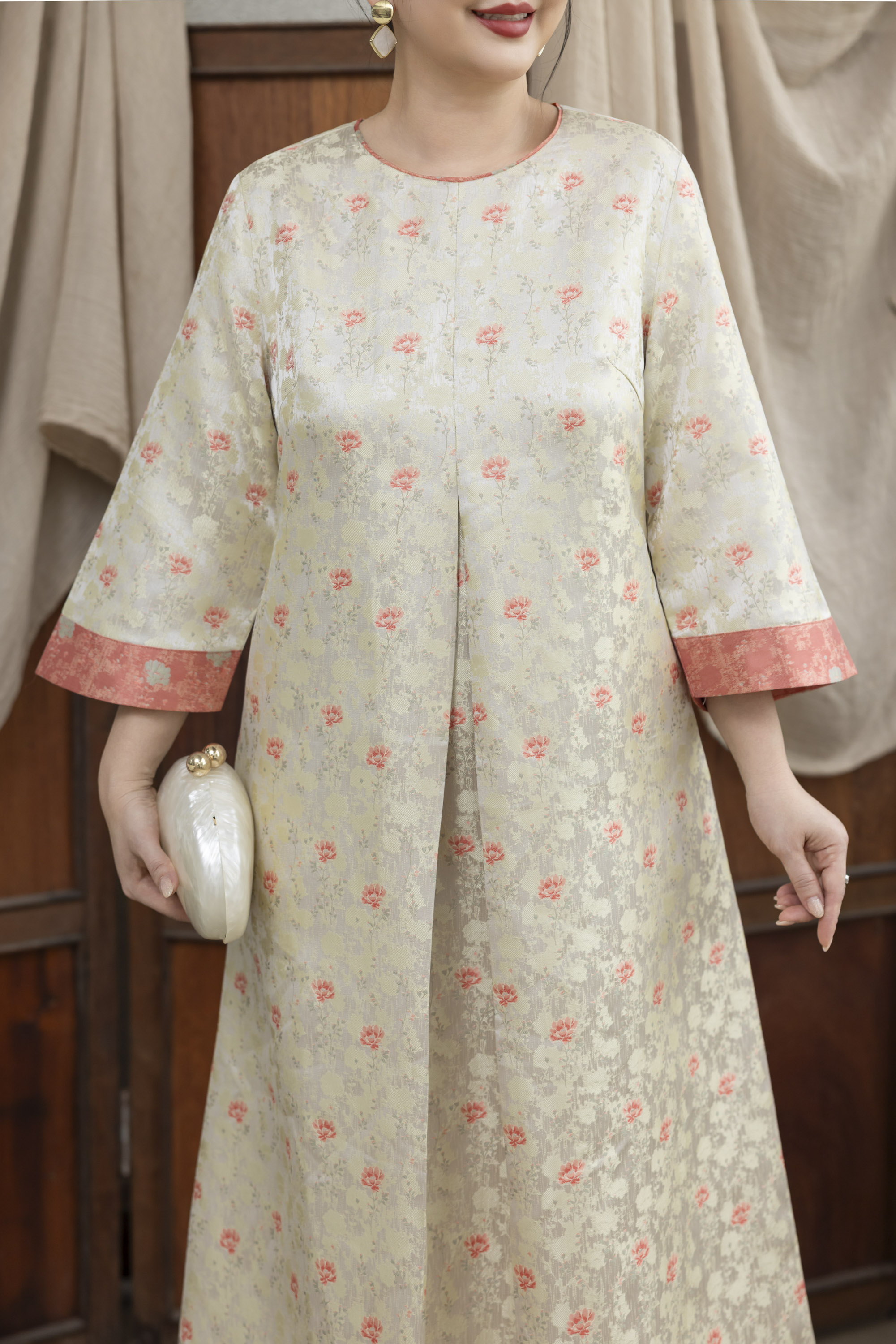 M COLLECTION | Váy Đầm Nữ Trung Niên Tặng Mẹ Cổ Tròn Vải Gấm Hoa Taffta Tay Dài Đi Tiệc D13372LW01