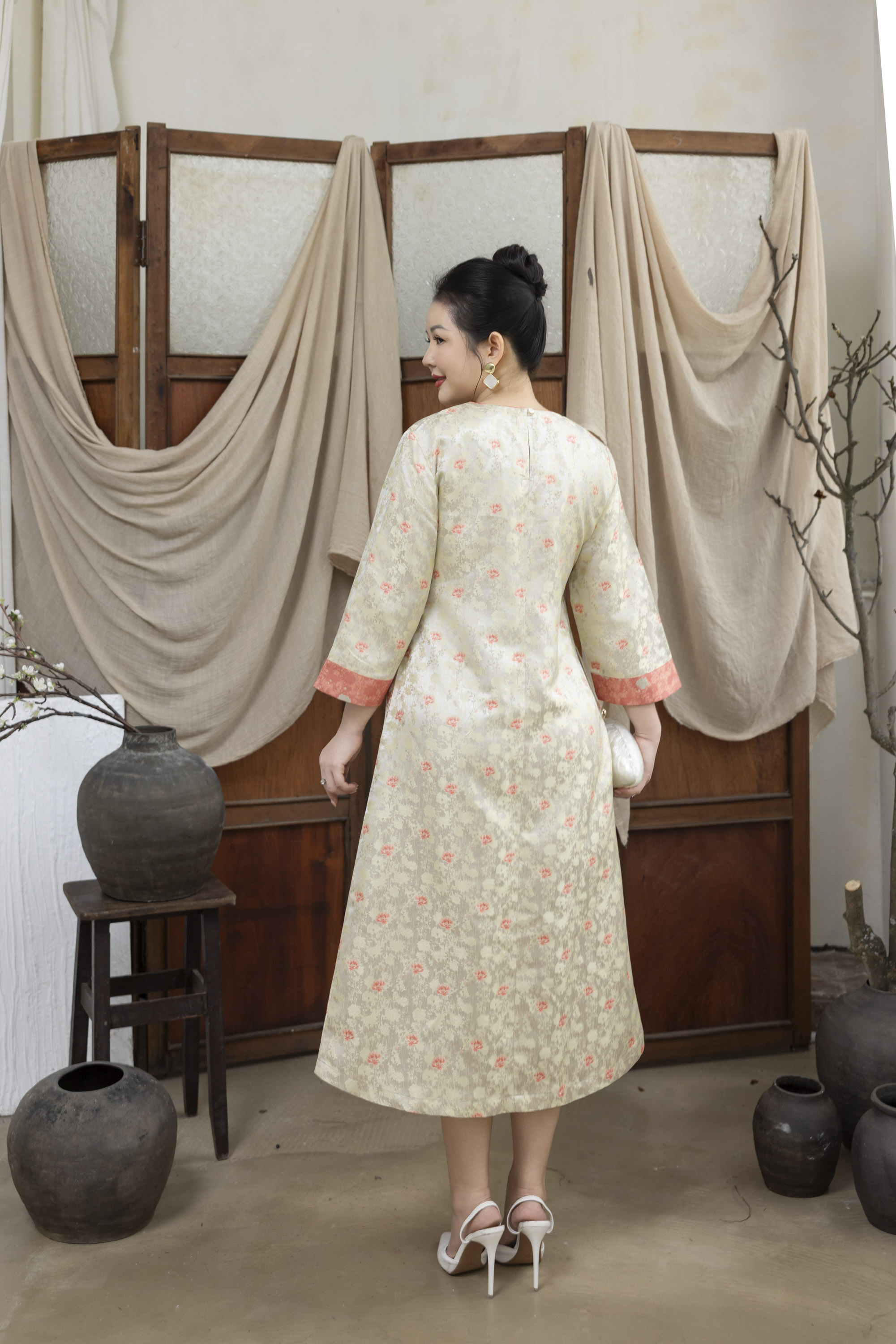 M COLLECTION | Váy Đầm Nữ Trung Niên Tặng Mẹ Cổ Tròn Vải Gấm Hoa Taffta Tay Dài Đi Tiệc D13372LW01