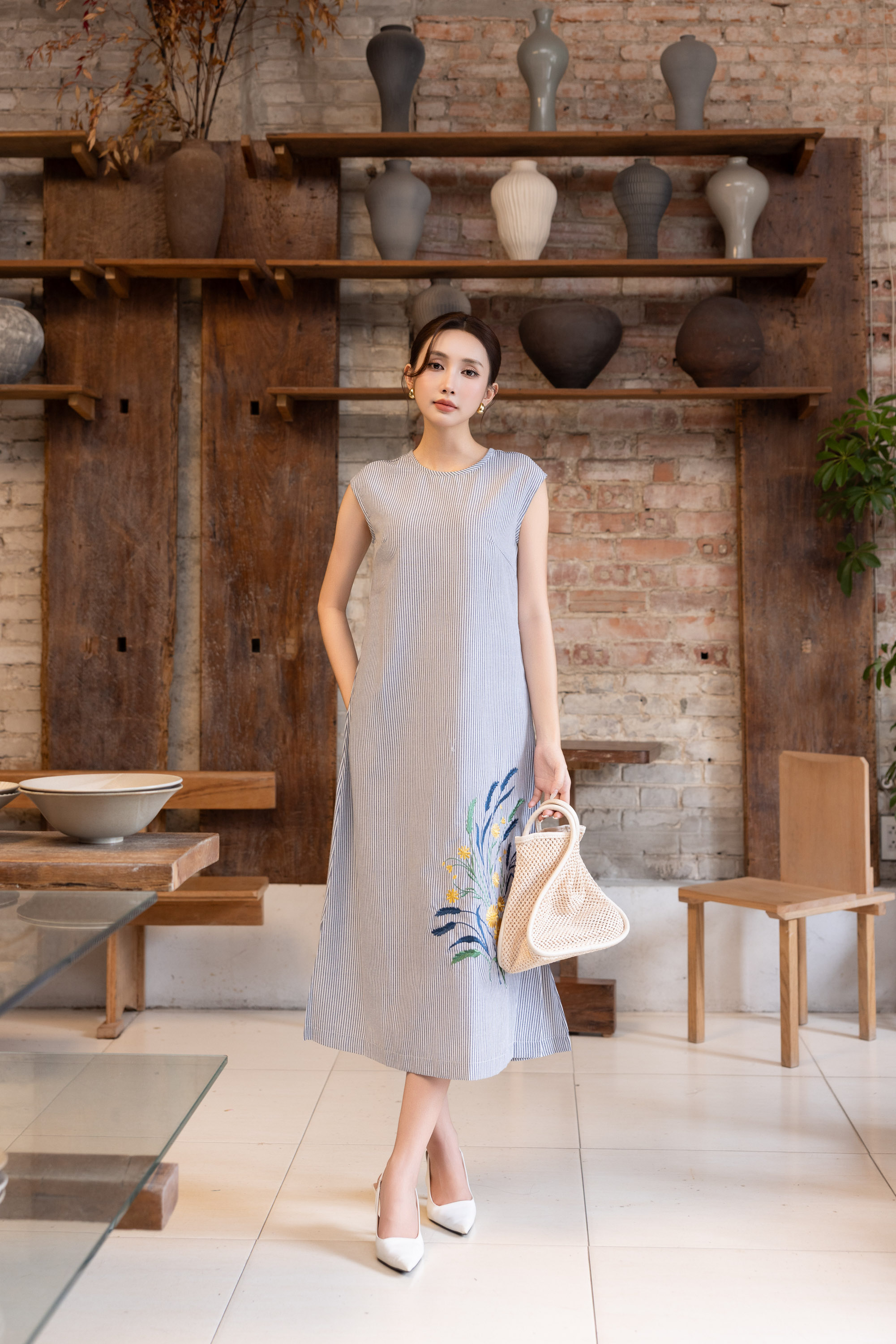SWANLAKE | Váy Đầm Nữ Suông Sát Nách Vải Cotton Sọc Thêu Hoa Cổ Tròn Dạo Phố Du Lịch Hè D13550LW01