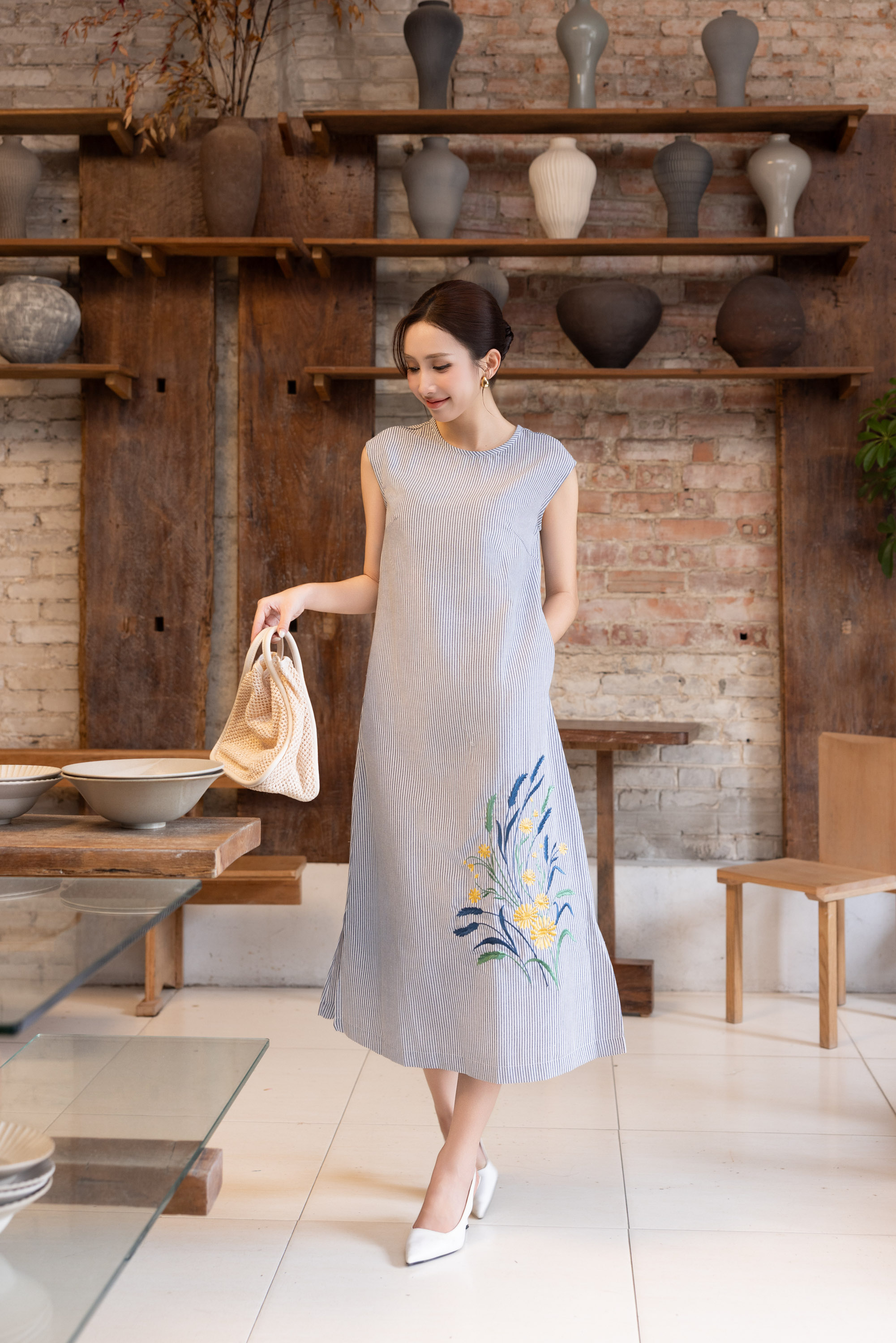 SWANLAKE | Váy Đầm Nữ Suông Sát Nách Vải Cotton Sọc Thêu Hoa Cổ Tròn Dạo Phố Du Lịch Hè D13550LW01