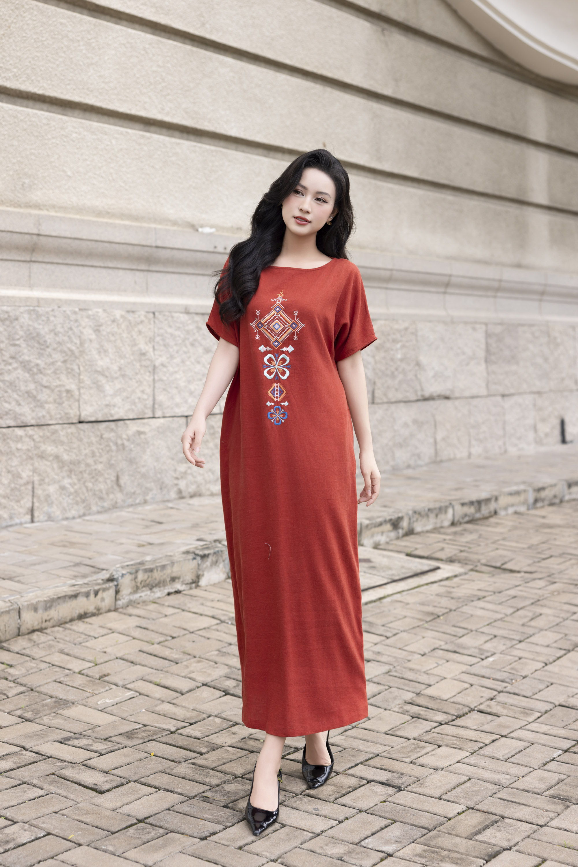 SWANLAKE | Váy Đầm Nữ Maxi Suông Xẻ Tà Linen Thêu Hoa Thổ Cẩm Cổ Thuyền Khoét Lưng Công Sở D12826LW01