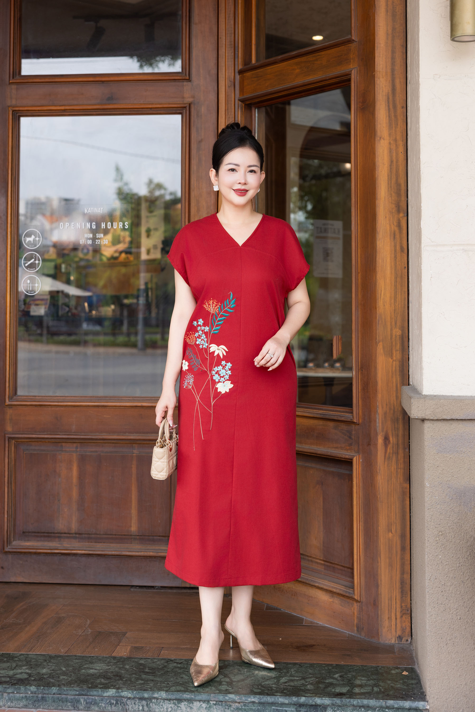 SWANLAKE | Váy Đầm Nữ Maxi Suông Tay Hến Cổ Chữ V Vải Linen Thêu Hoa Công Sở Dạo Phố Hè D13729LW01
