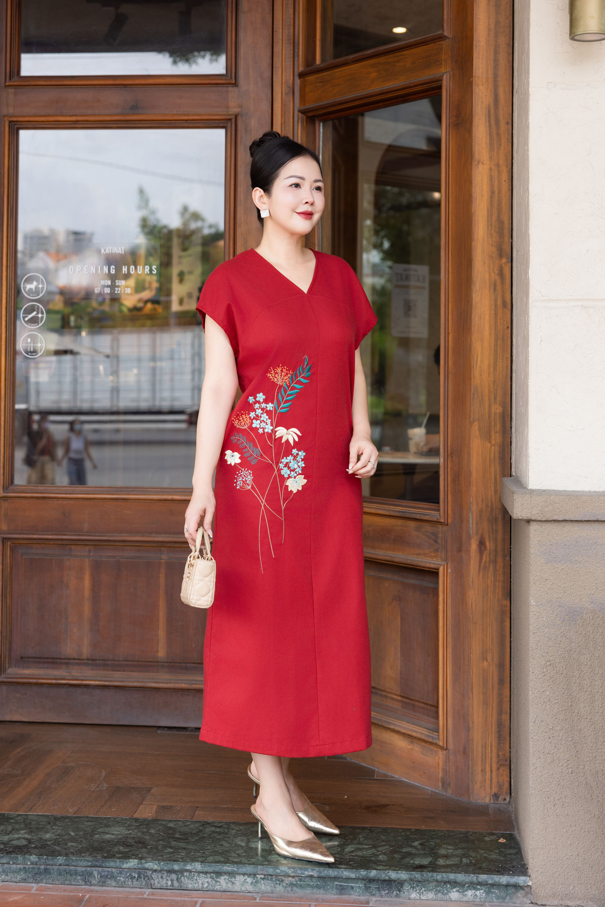 SWANLAKE | Váy Đầm Nữ Maxi Suông Tay Hến Cổ Chữ V Vải Linen Thêu Hoa Công Sở Dạo Phố Hè D13729LW01