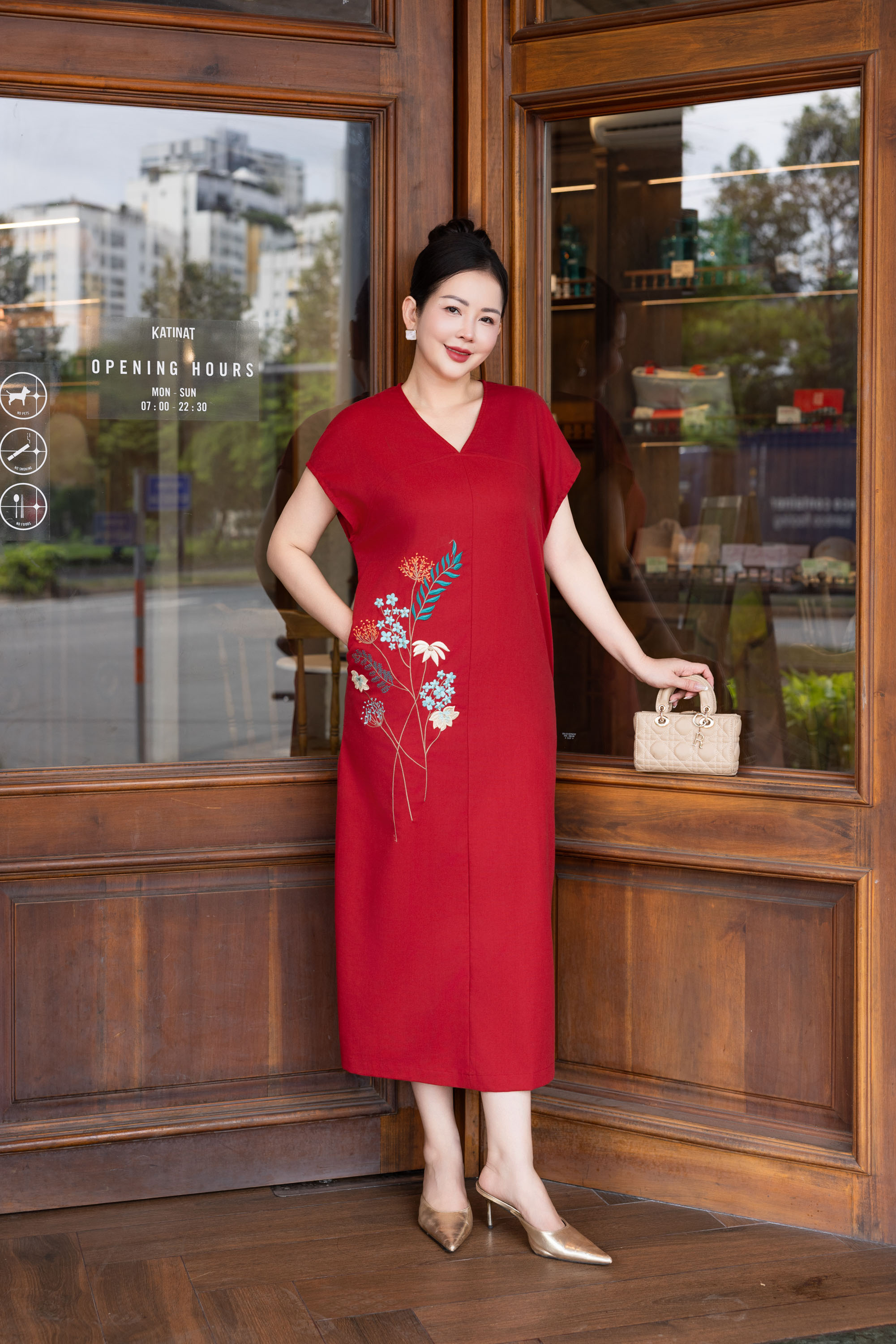SWANLAKE | Váy Đầm Nữ Maxi Suông Tay Hến Cổ Chữ V Vải Linen Thêu Hoa Công Sở Dạo Phố Hè D13729LW01