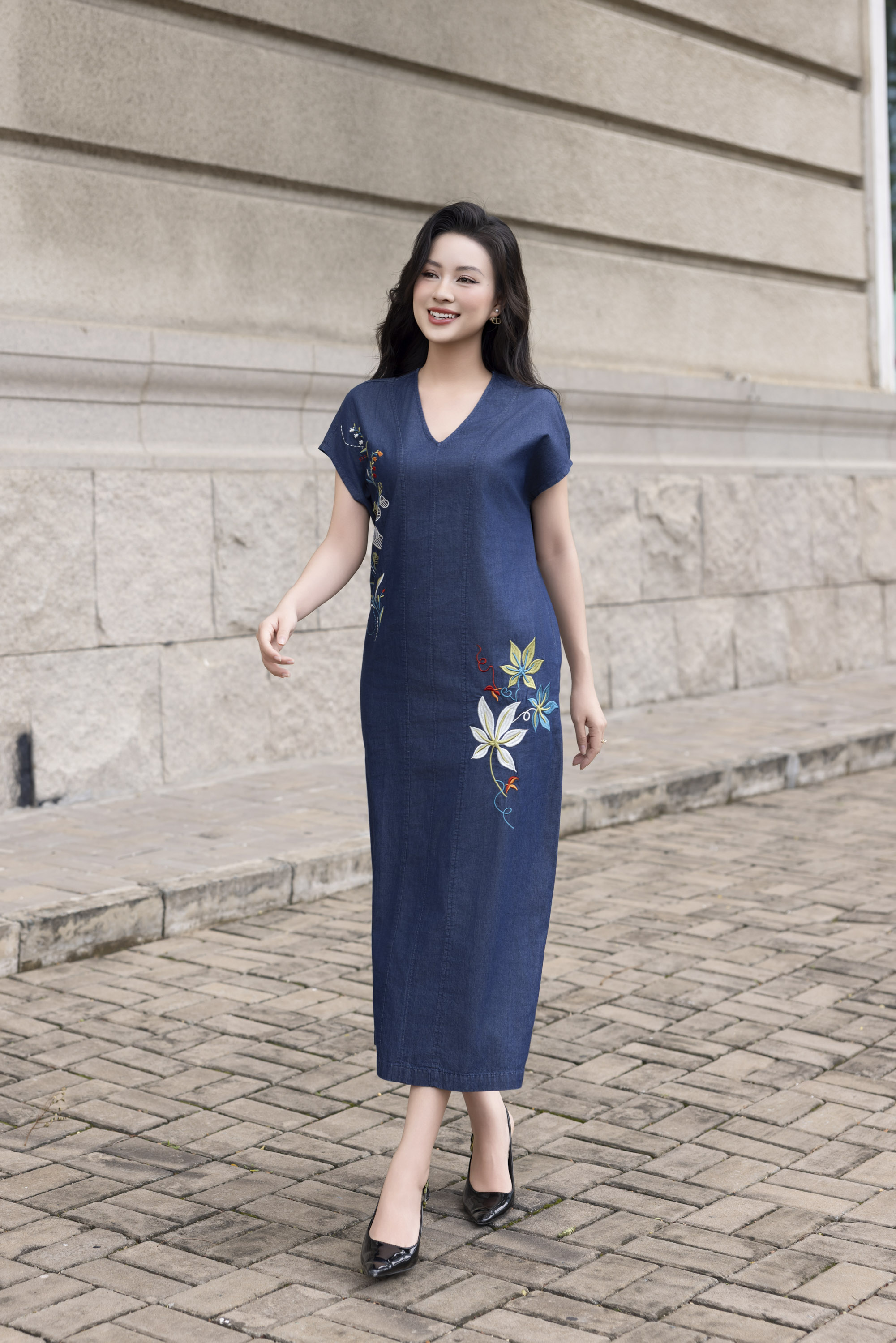 SWANLAKE | Váy Đầm Nữ Midi Suông Xẻ Tà Denim Jean Wash Thêu Hoa Cổ Tim Tay Hến Có Túi Công Sở D12896LW01
