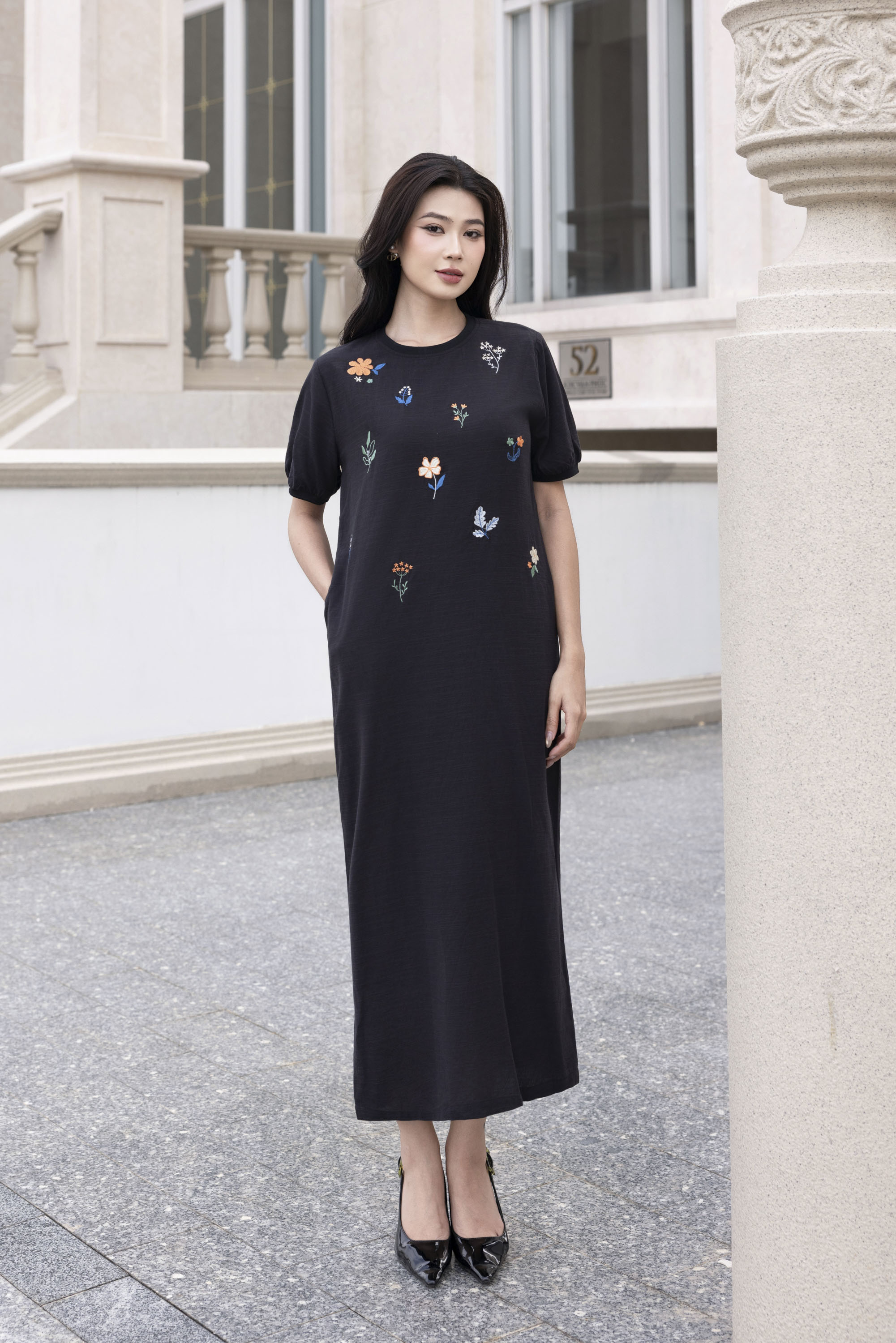 SWANLAKE | Váy Đầm Nữ Midi Suông Linen Thêu Hoa Tay Cổ Tròn Viền Thun Có Túi Xẻ Tà Công Sở Hè D12694LW01