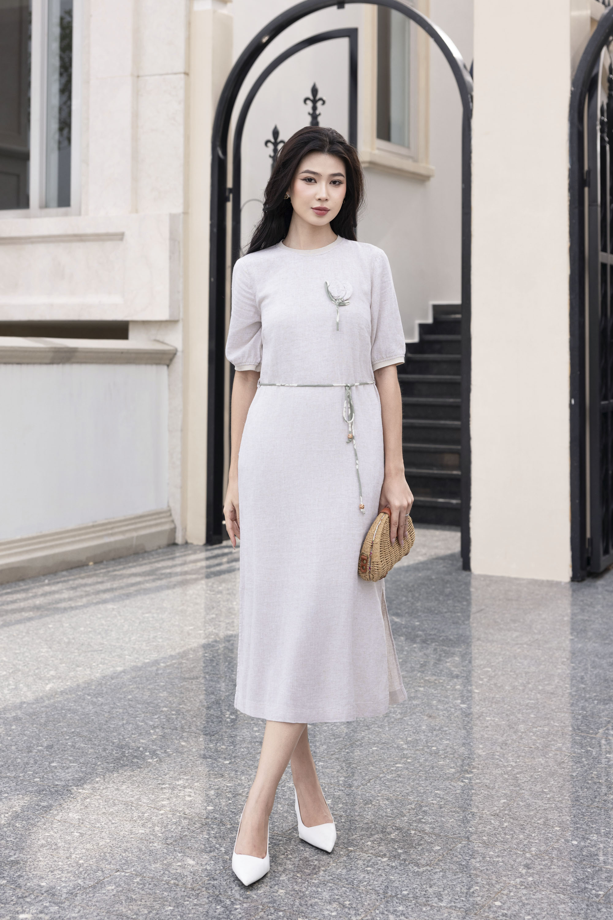 Đầm Linen Lụa Phom Suông Dài Trơn Phối Hoa 3D & Thắt Dây Màu Sắc - D12235LW01