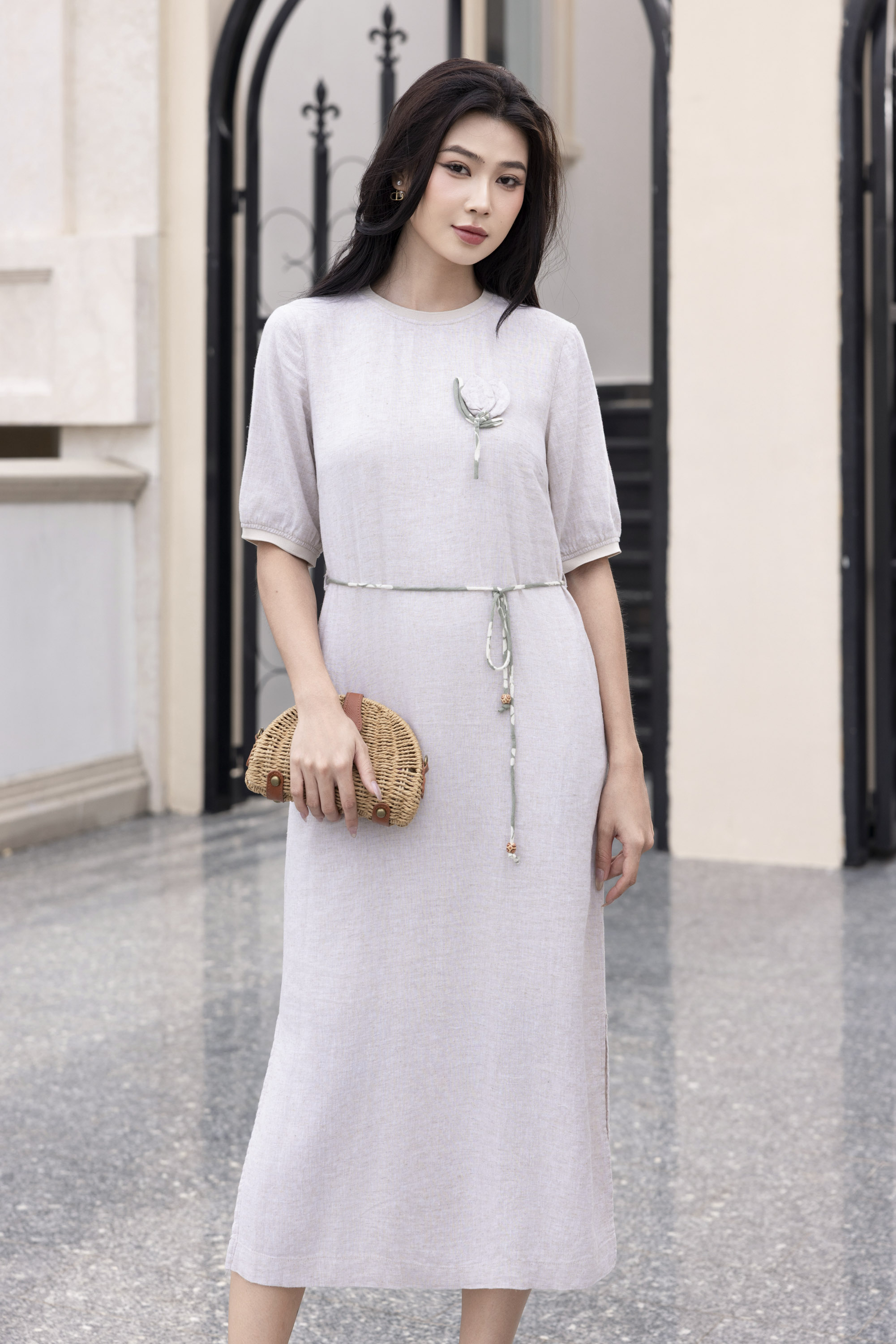 Đầm Linen Lụa Phom Suông Dài Trơn Phối Hoa 3D & Thắt Dây Màu Sắc - D12235LW01