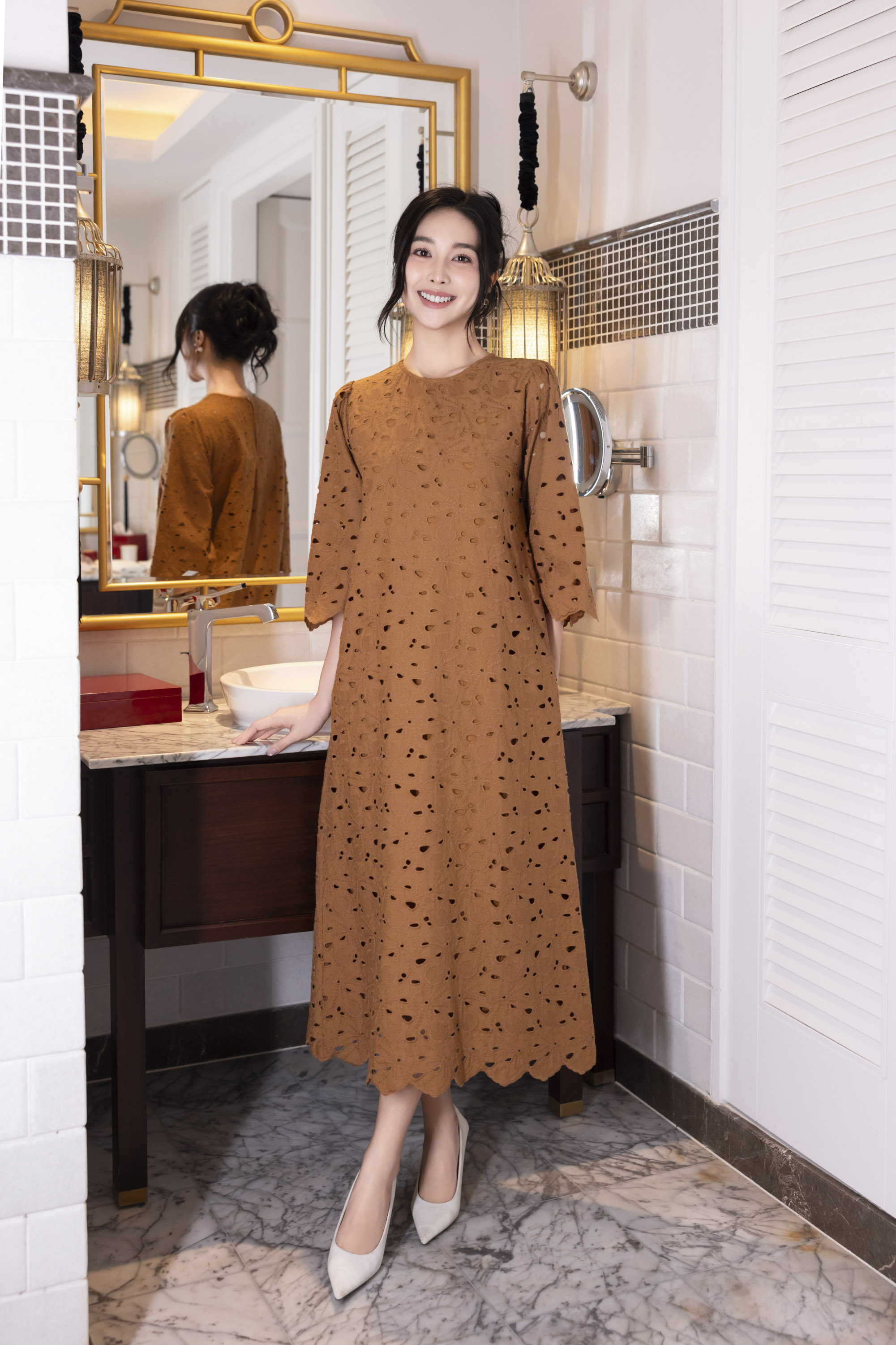 SWANLAKE | Váy Đầm Nữ Maxi Suông Vải Cotton Thêu Đục Lỗ Hè Cổ Tròn Tay Ren Lỡ Ống Loe Có Túi D12688LW01