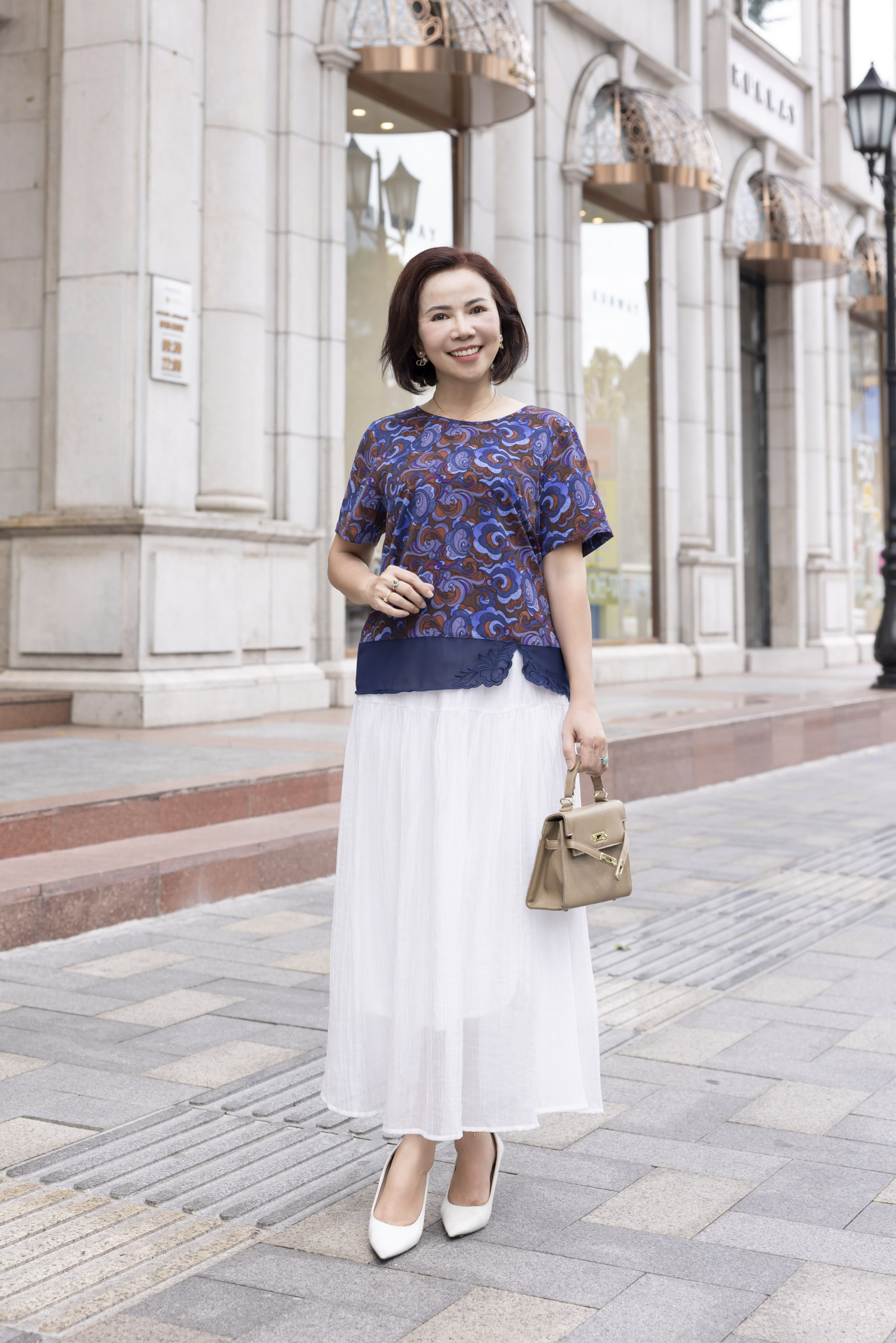 M COLLECTION | Áo Kiểu Nữ Trung Niên Tặng Mẹ, Bà Tay Ngắn Lụa Mango In Hoa Phối Lai Ren Thêu A12729LW01