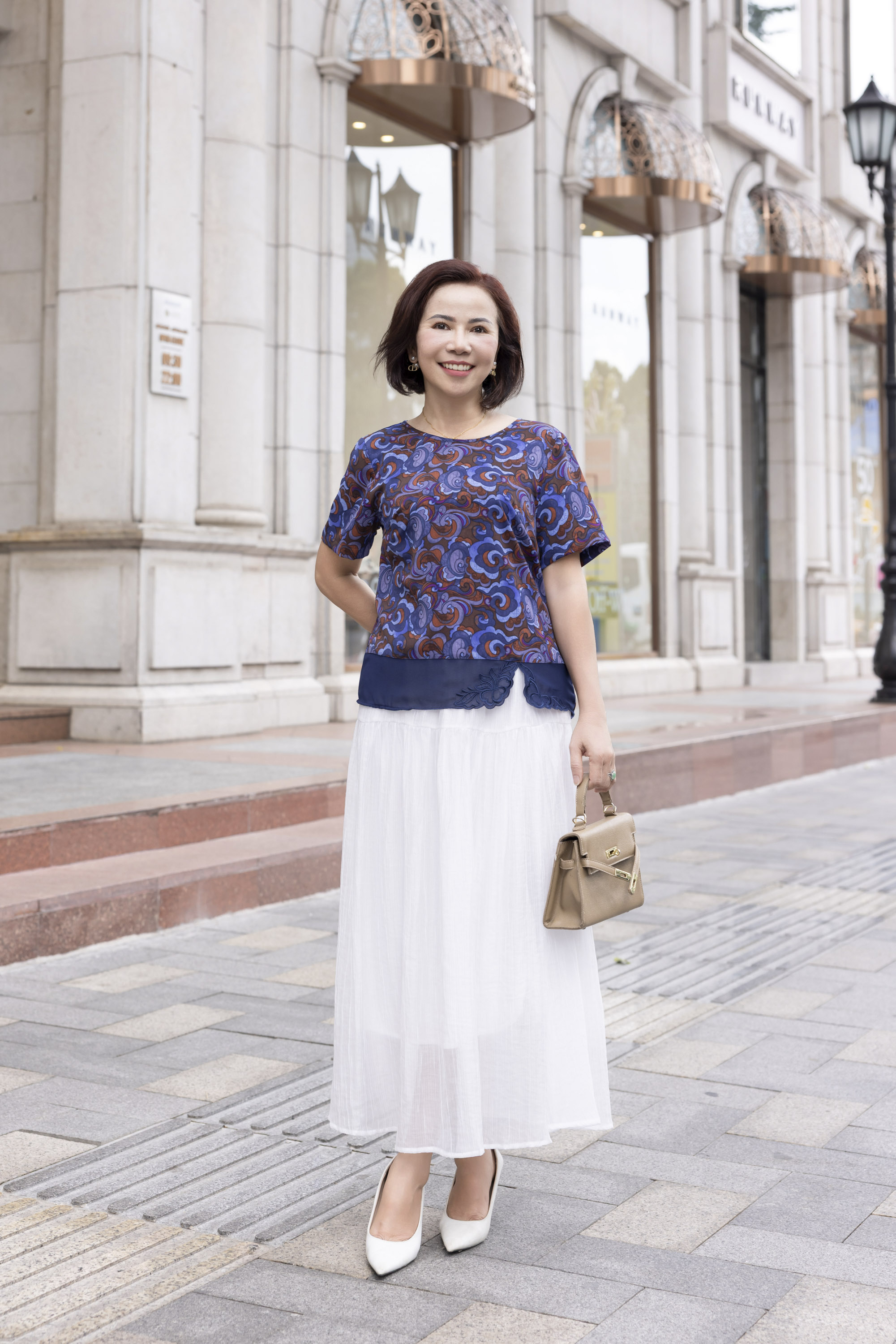 M COLLECTION | Áo Kiểu Nữ Trung Niên Tặng Mẹ, Bà Tay Ngắn Lụa Mango In Hoa Phối Lai Ren Thêu A12729LW01