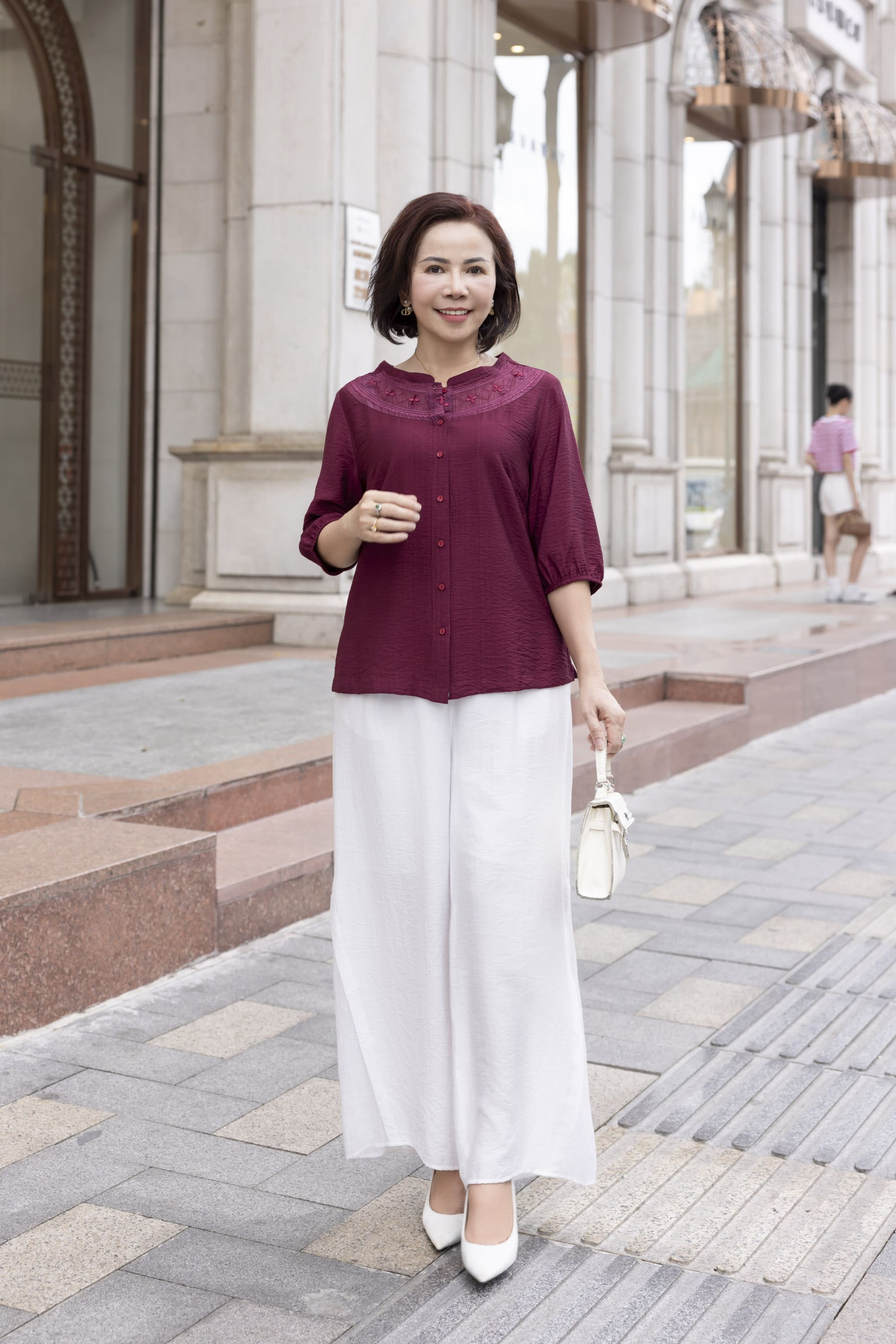 M COLLECTION | Áo Kiểu Nữ Trung Niên Tặng Mẹ Lụa Hàn Thêu Hoa Ren Cài Nút Tay Bo Chun Bí Lỡ A12701LW01