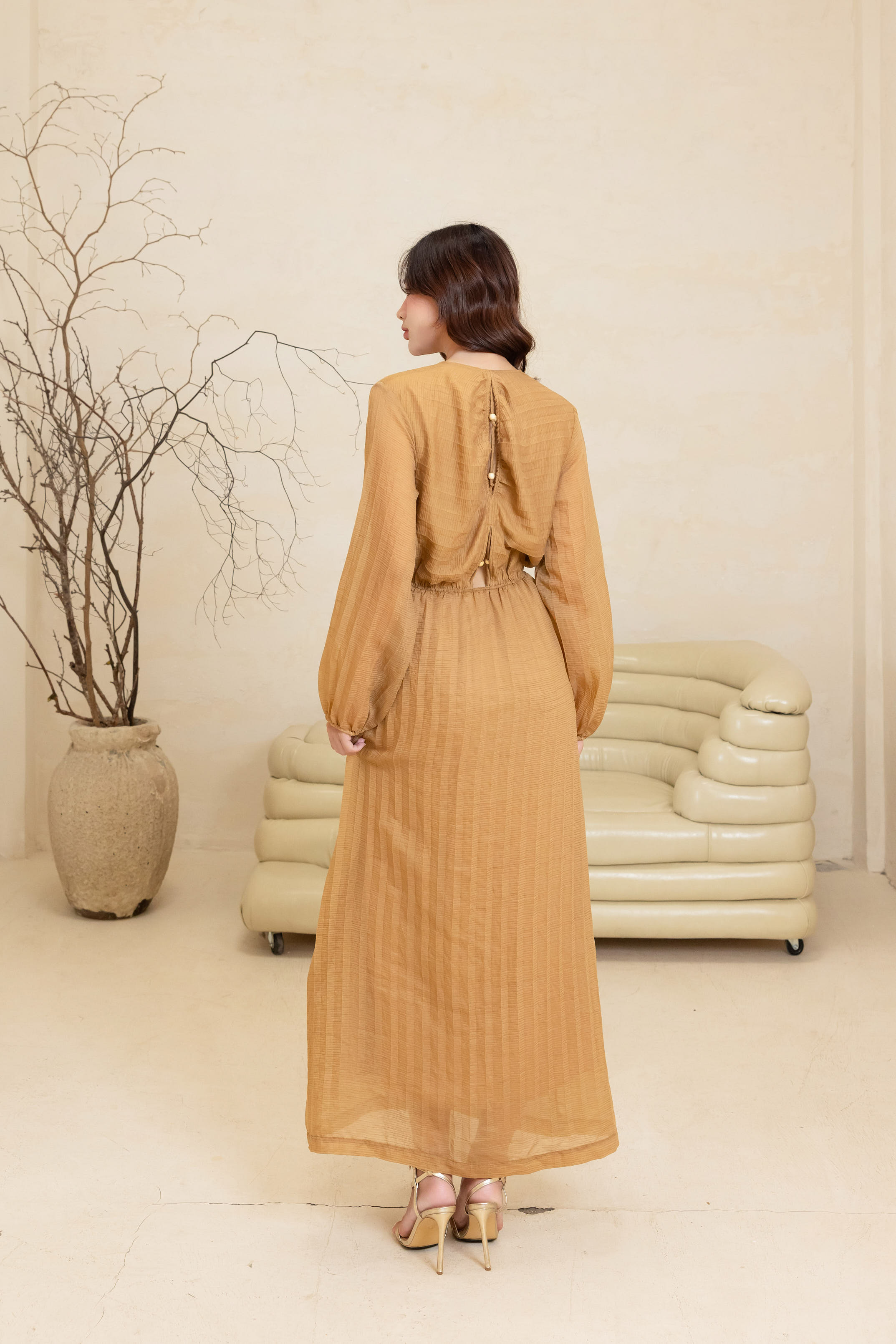 Đầm Xếp Ly Dáng Dài Lưng Cut-Out Swanlake - D11411LW01