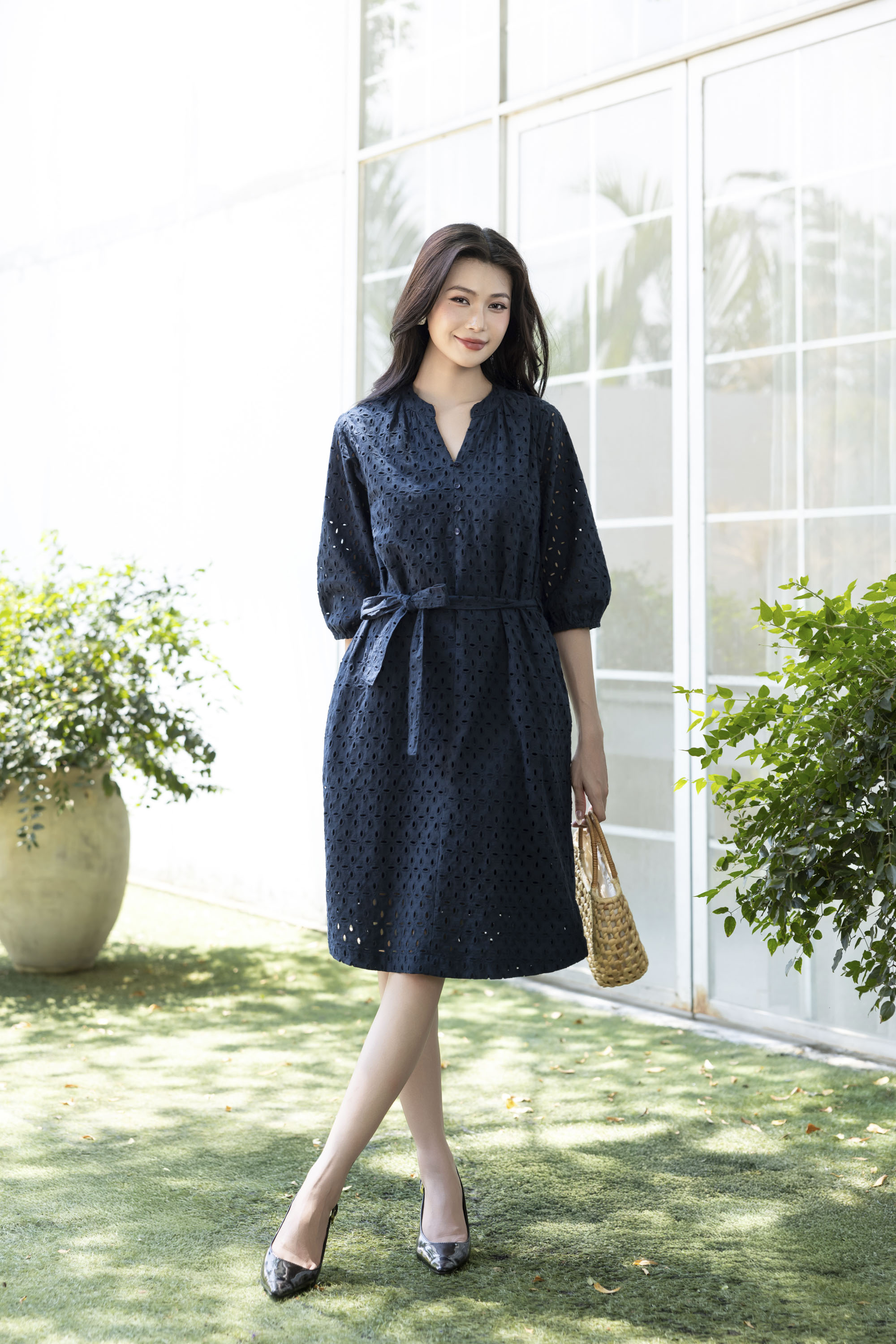 SWANLAKE | Váy Đầm Nữ Suông Cô Trụ Cài Nút Dây Thắt Eo Cotton Thêu Đục Lỗ Tay Bí Lỡ Có Túi D12671LW01