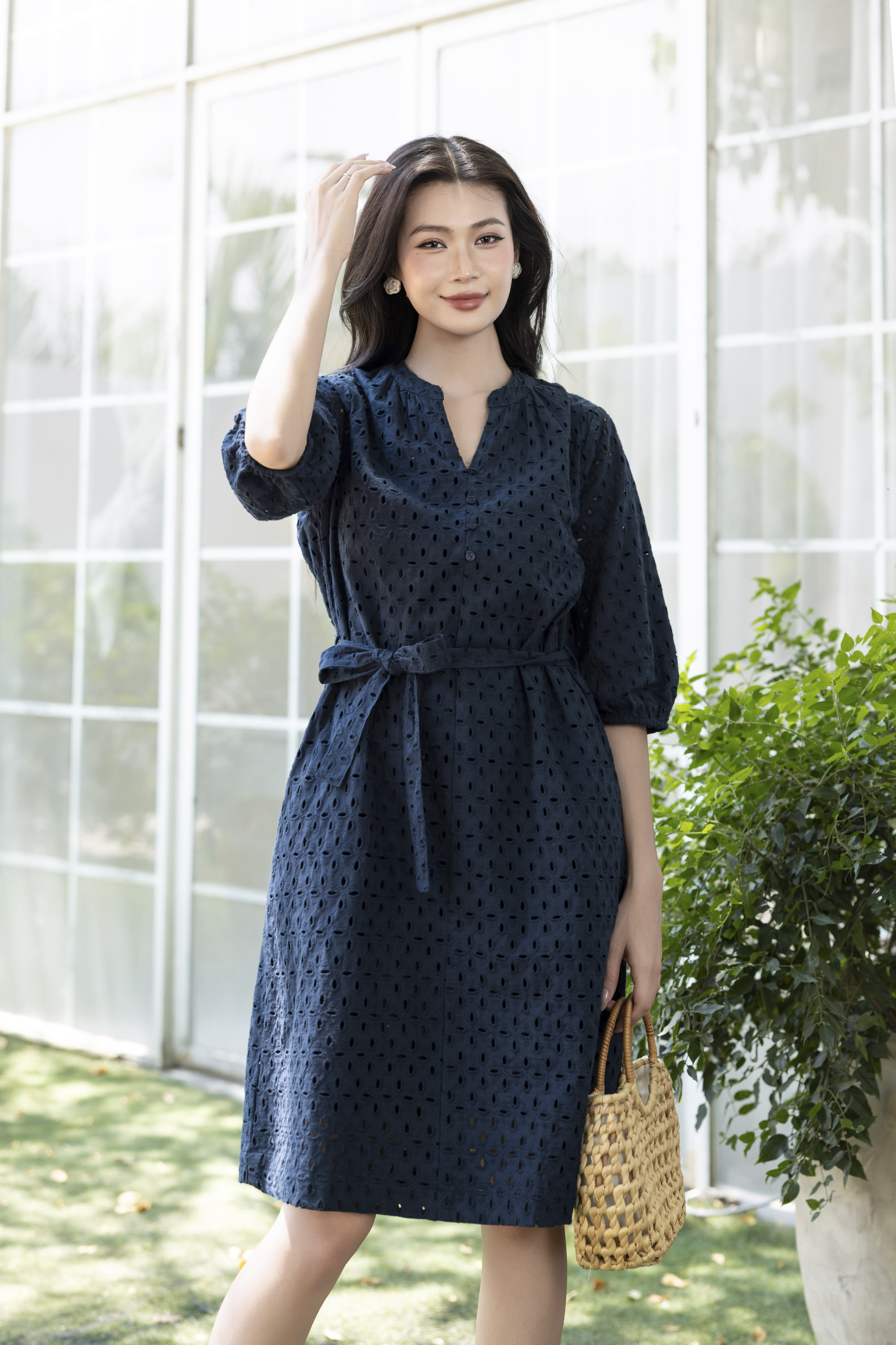 SWANLAKE | Váy Đầm Nữ Suông Cô Trụ Cài Nút Dây Thắt Eo Cotton Thêu Đục Lỗ Tay Bí Lỡ Có Túi D12671LW01