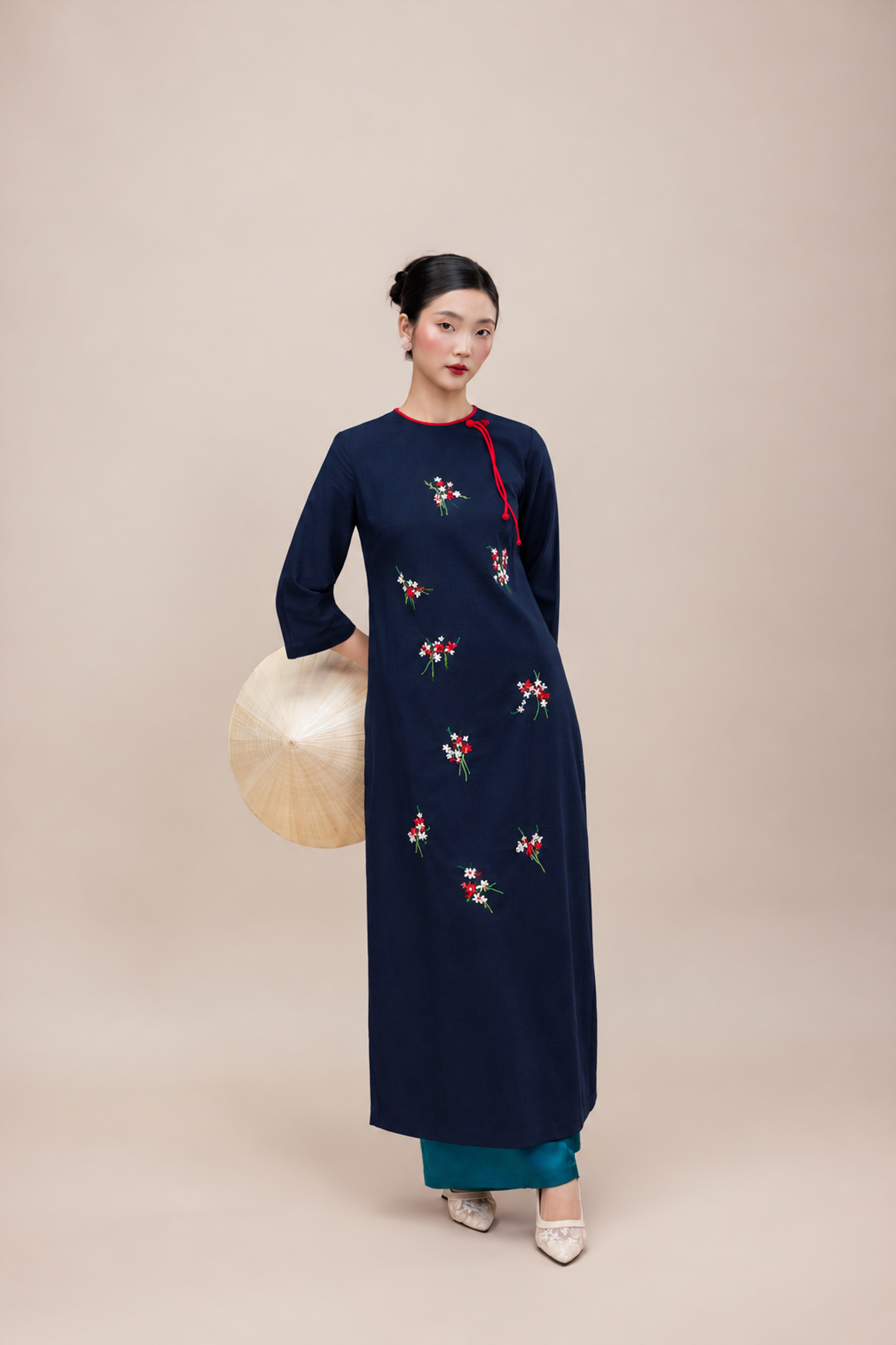 Áo Dài Cách Tân Suông Linen Thêu Hoa L14229LW01