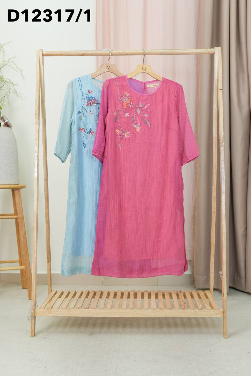 M COLLECTION | Váy Đầm Nữ Trung Niên Tặng Mẹ, Bà Suông Tơ 2 Lớp Thêu Hoa Hè Tay Lỡ Bo Chun D12317LW01